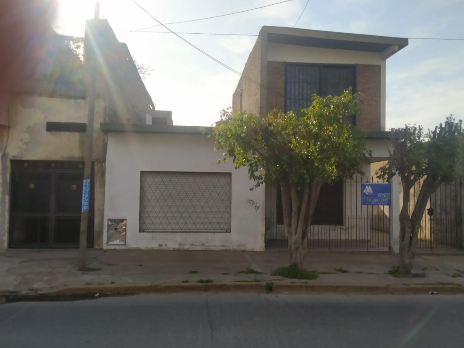 Casa de 4 ambientes + 2 Deptos. en Merlo