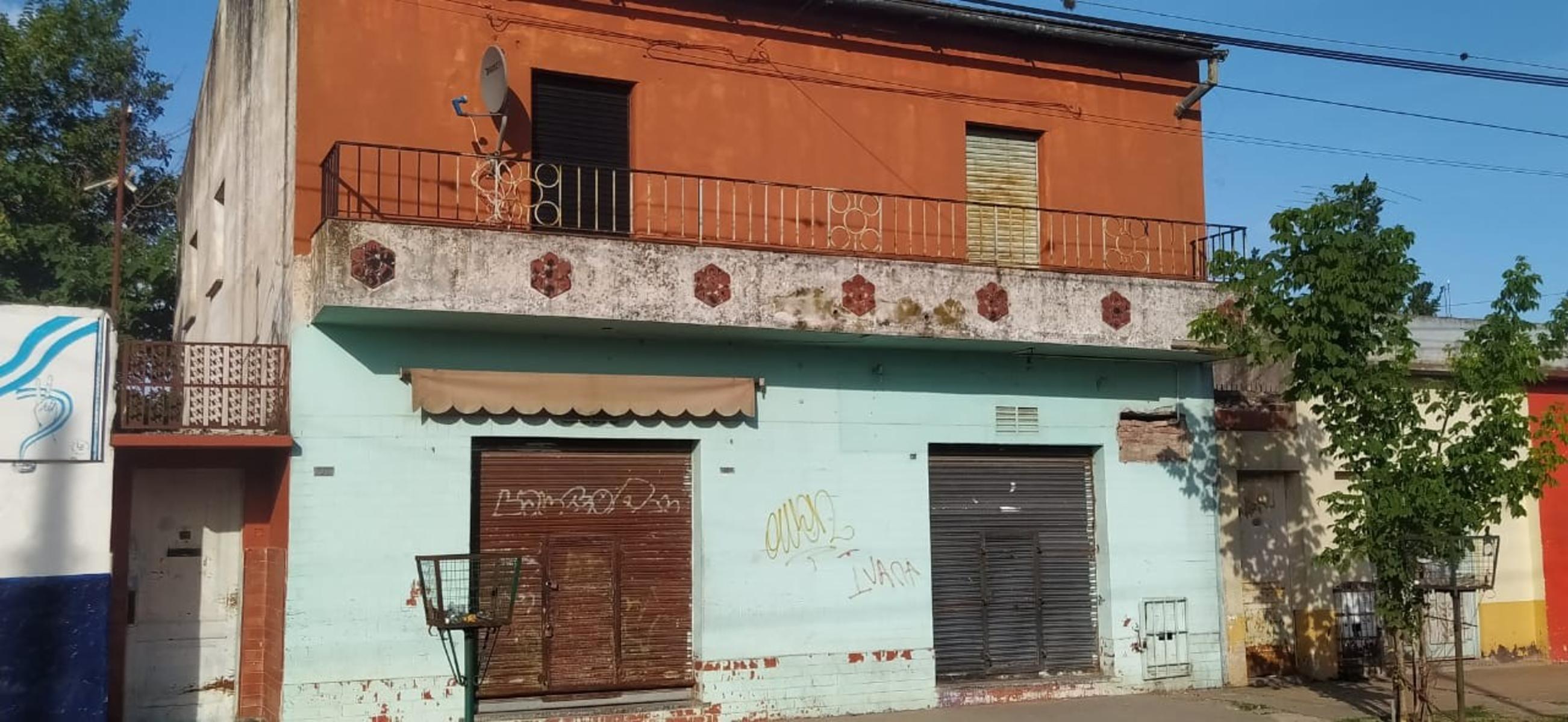 Casa en planta alta más dos locales en Merlo