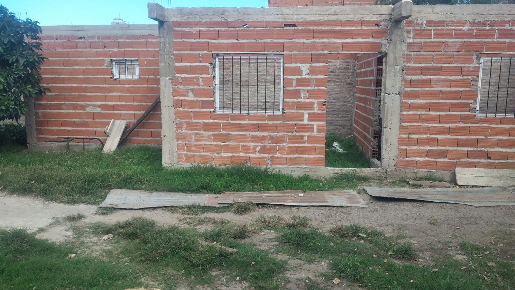 Terreno con edificación a terminar en Libertad, Merlo - 1