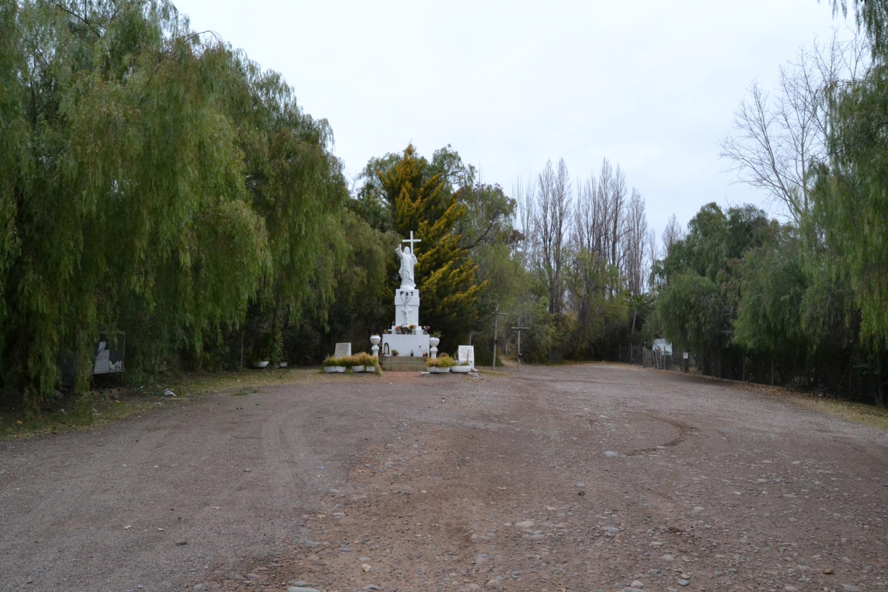 Excelente oportunidad Casa hermosa y pileta con terreno parquizado de 15.000 m2 en el &quotCristo Blanco&quot de Maipu. — foto 8