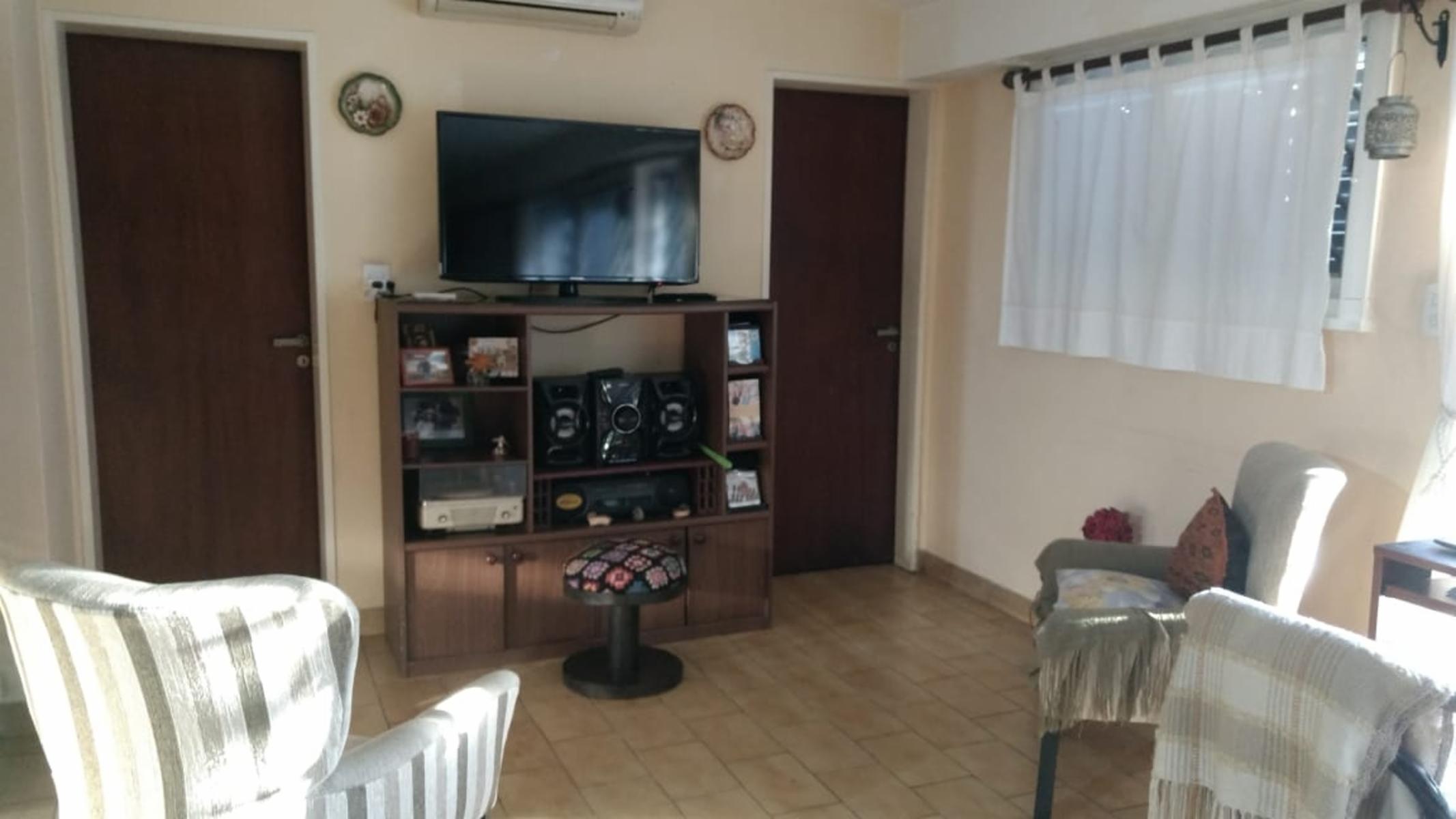 Excelente casa sobre lote propio en Moron, a metros de Av. Rivadavia — foto 8