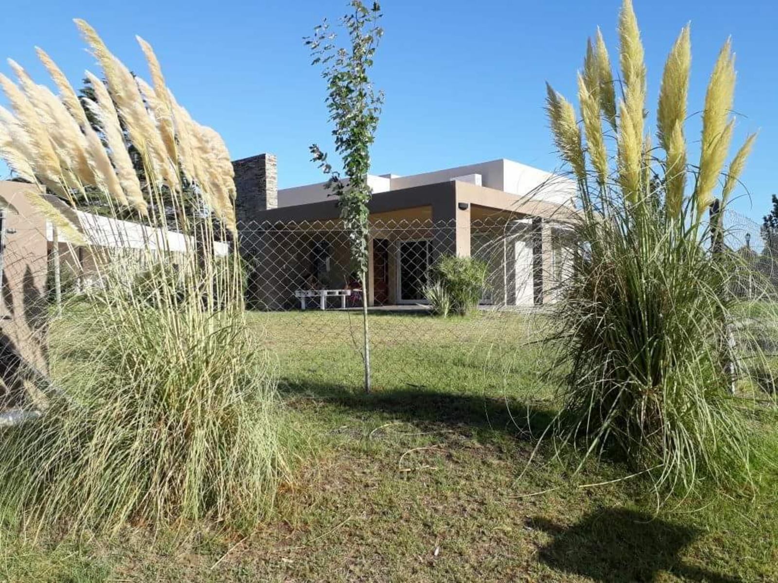 Excelente Casa en Barrio Las Lomas