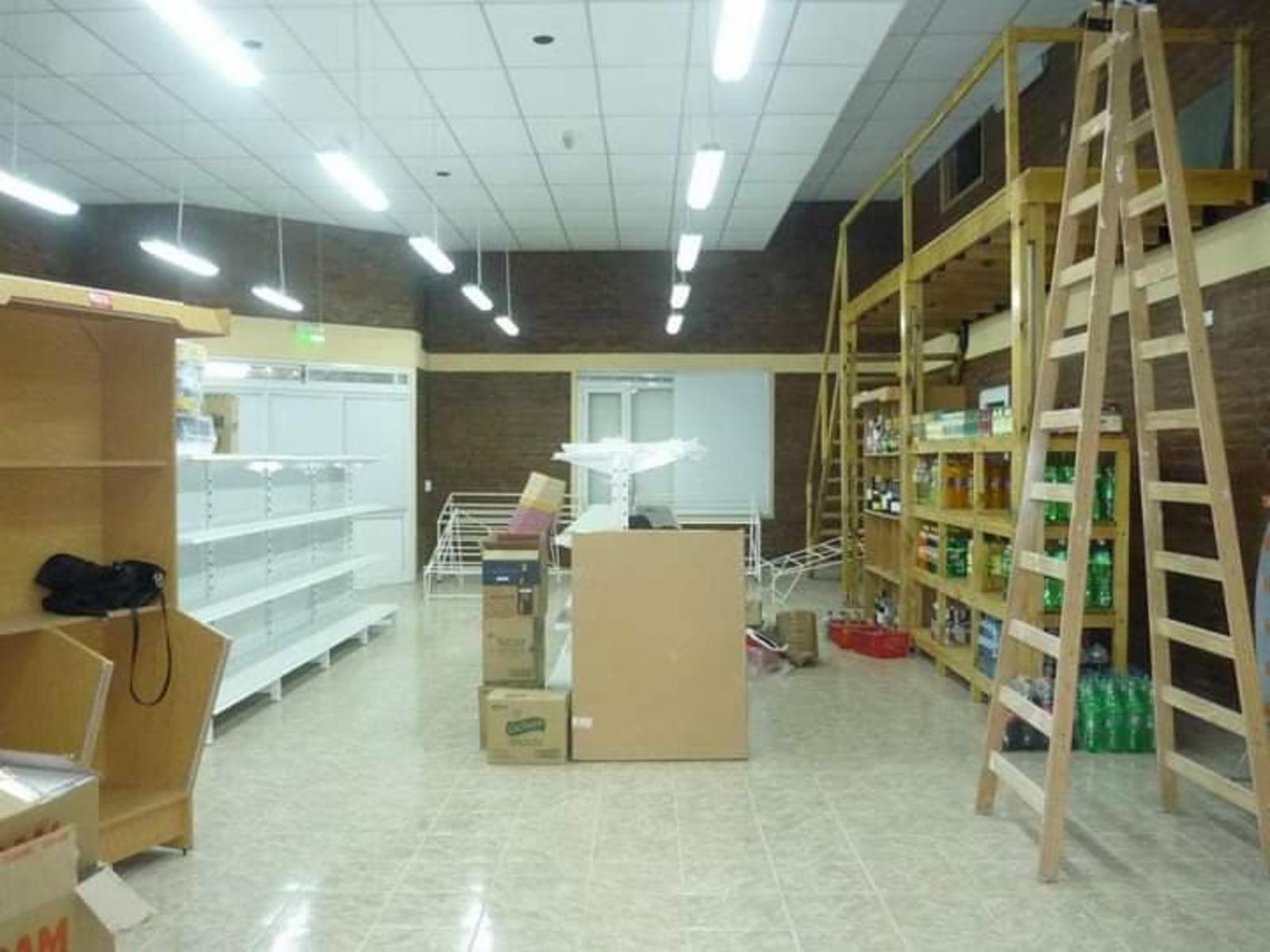 Gran Salón comercial en Coronel Dorrego - 7