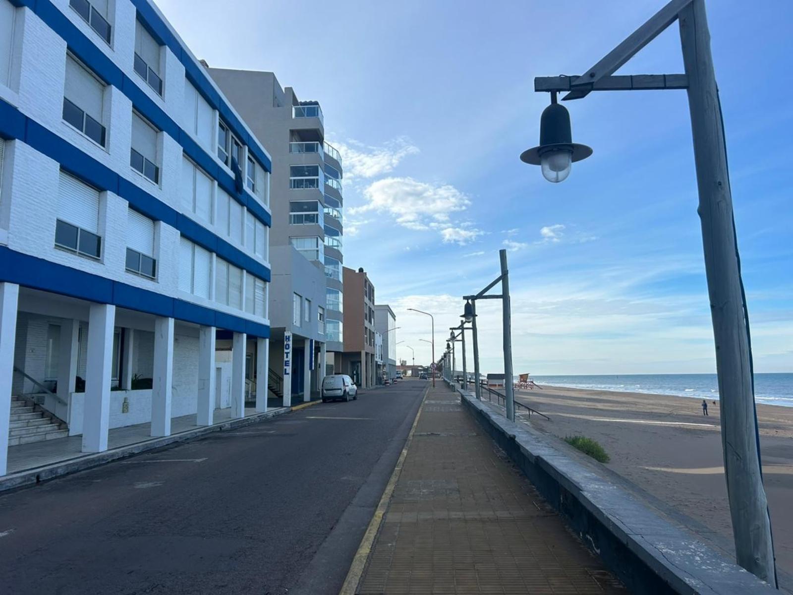 Departamento de dos dormitorios en edificio frente al mar — foto 3