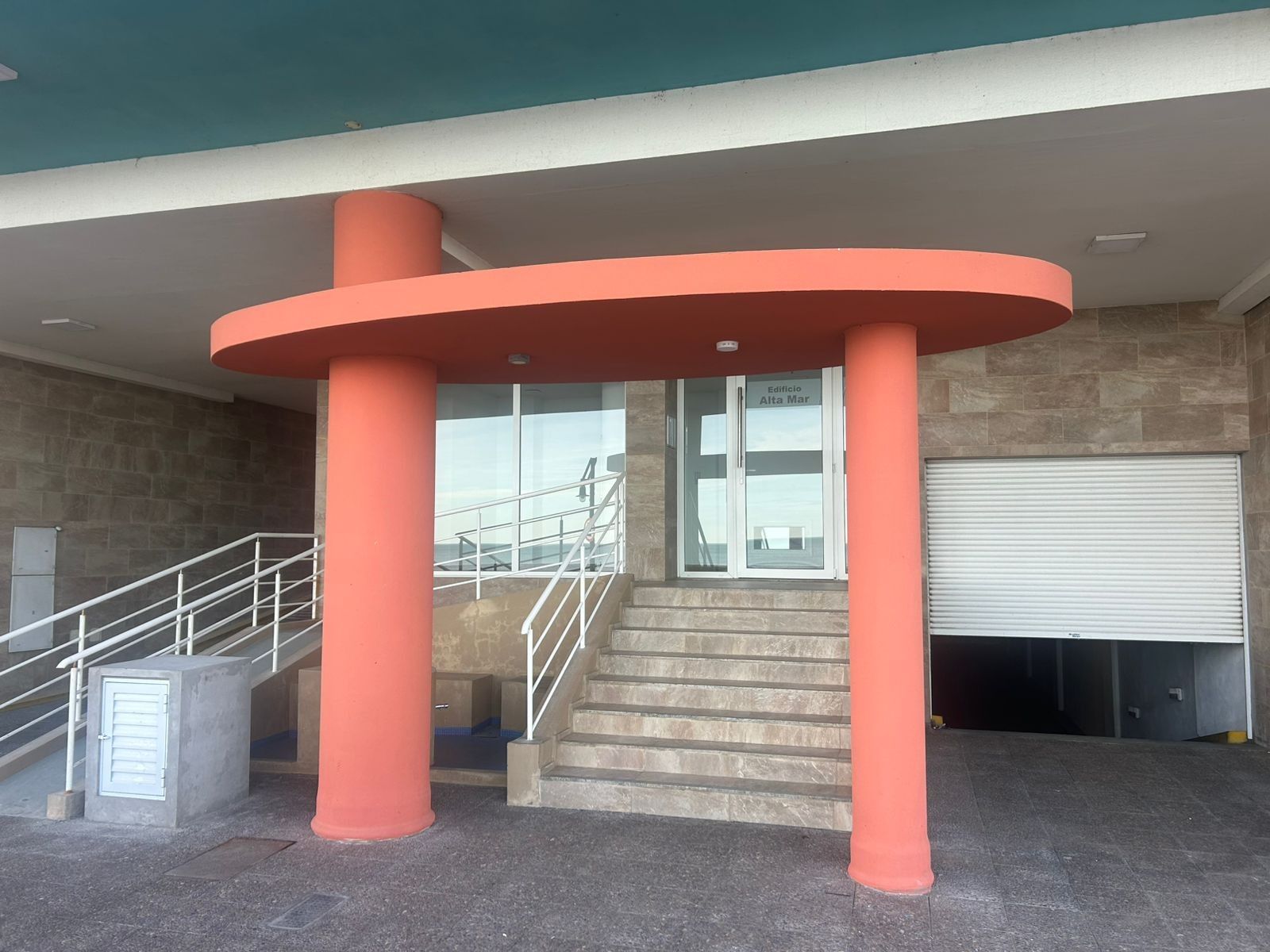 Semipiso frente al mar , a dos cuadras de la peatonal. - 2