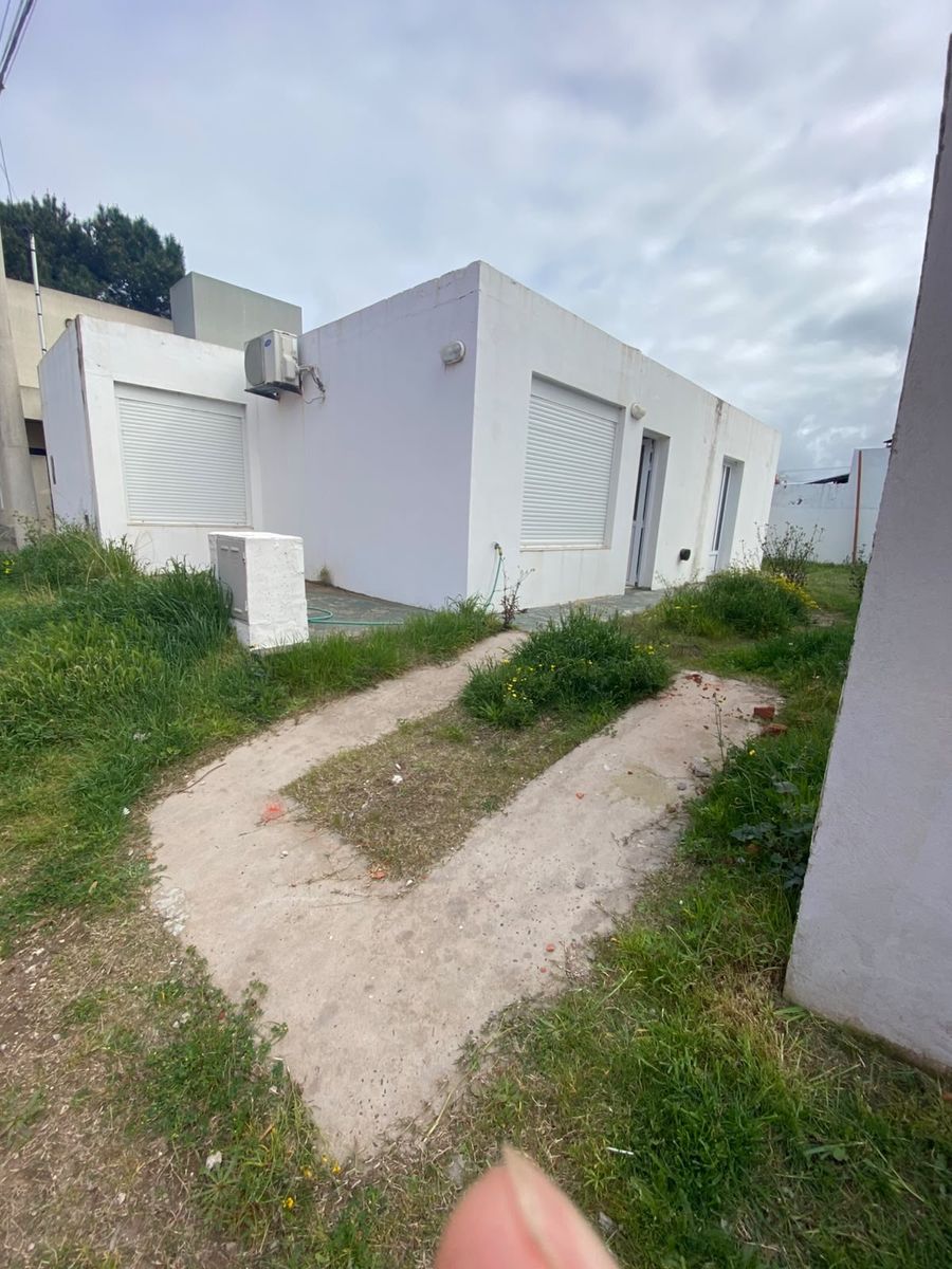 Casa de un dormitorio en barrio Parque Dufaur.