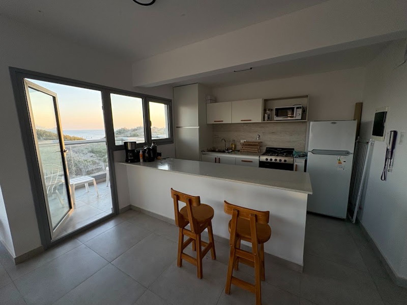Departamento frente al mar con cochera y pileta. — foto 4