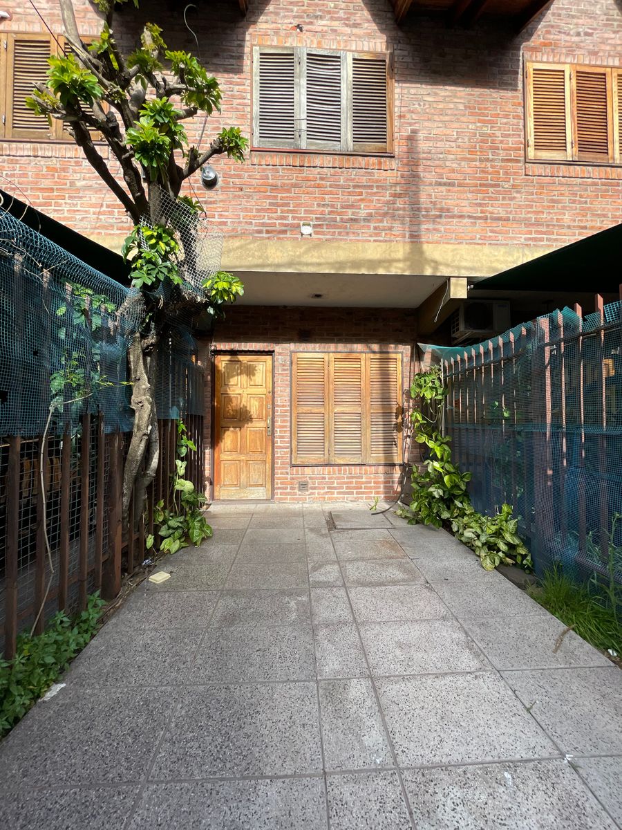 DUPLEX EN VENTA 3 AMB CON PATIO Y COCHERA