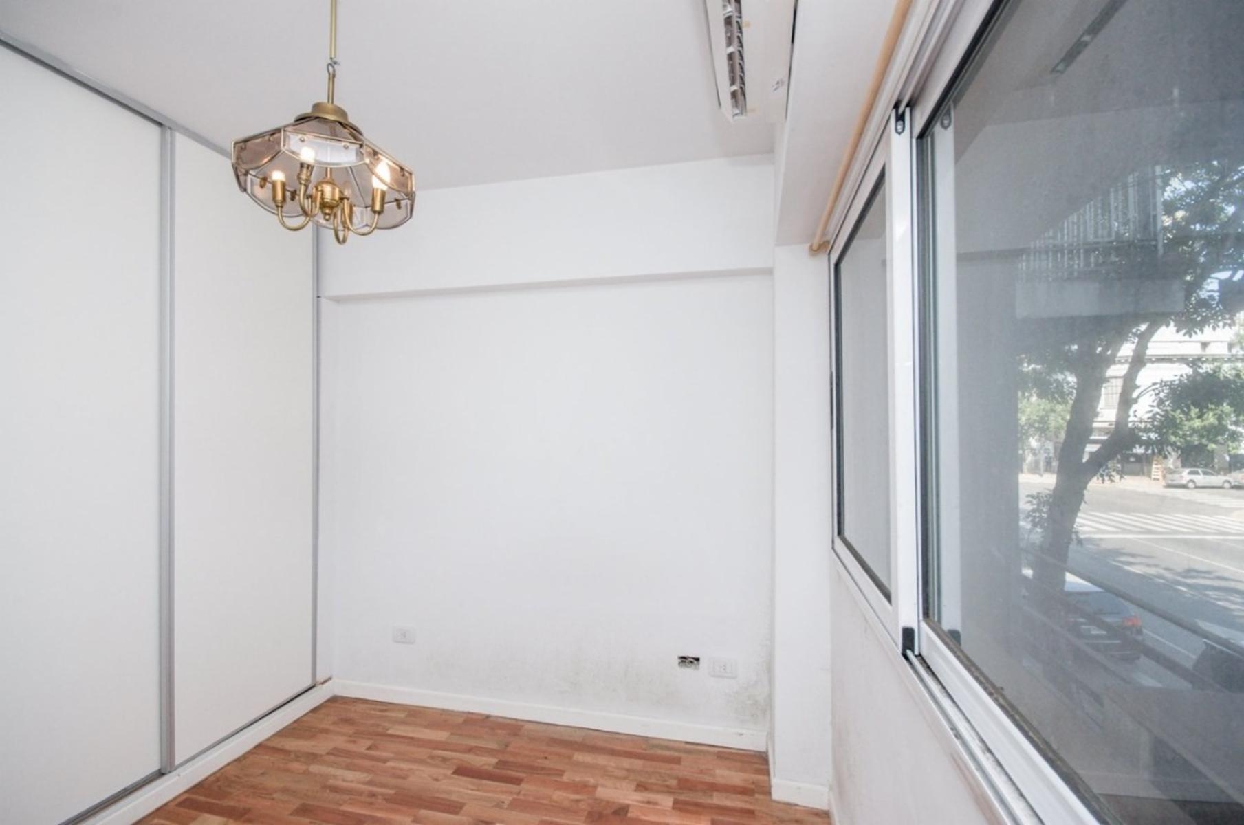 VENTA DEPARTAMENTO 2 AMBIENTES FLORES, AL FRENTE CON BALCÓN A ESTRENAR. APTO CRÉDITO — foto 2