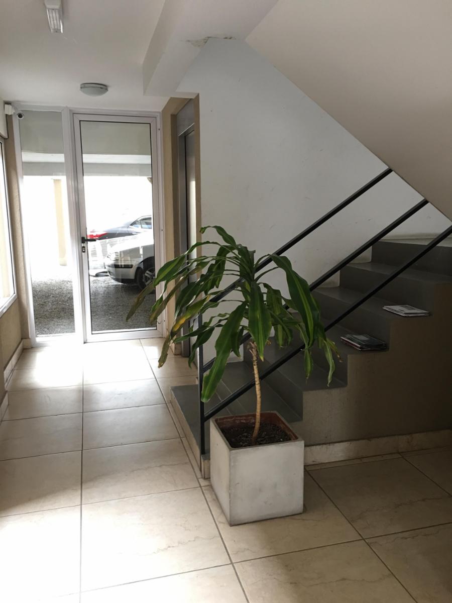 VENTA IMPECABLE DOS AMBIENTES 4to PISO AL CONTRA FRENTE CON COCHERA DESCUBIERTA. SUCRE 370 MORÓN SUR EDIFICIO CON SISTEMA DECÁMARAS DE SEGURIDAD 24HS — foto 2