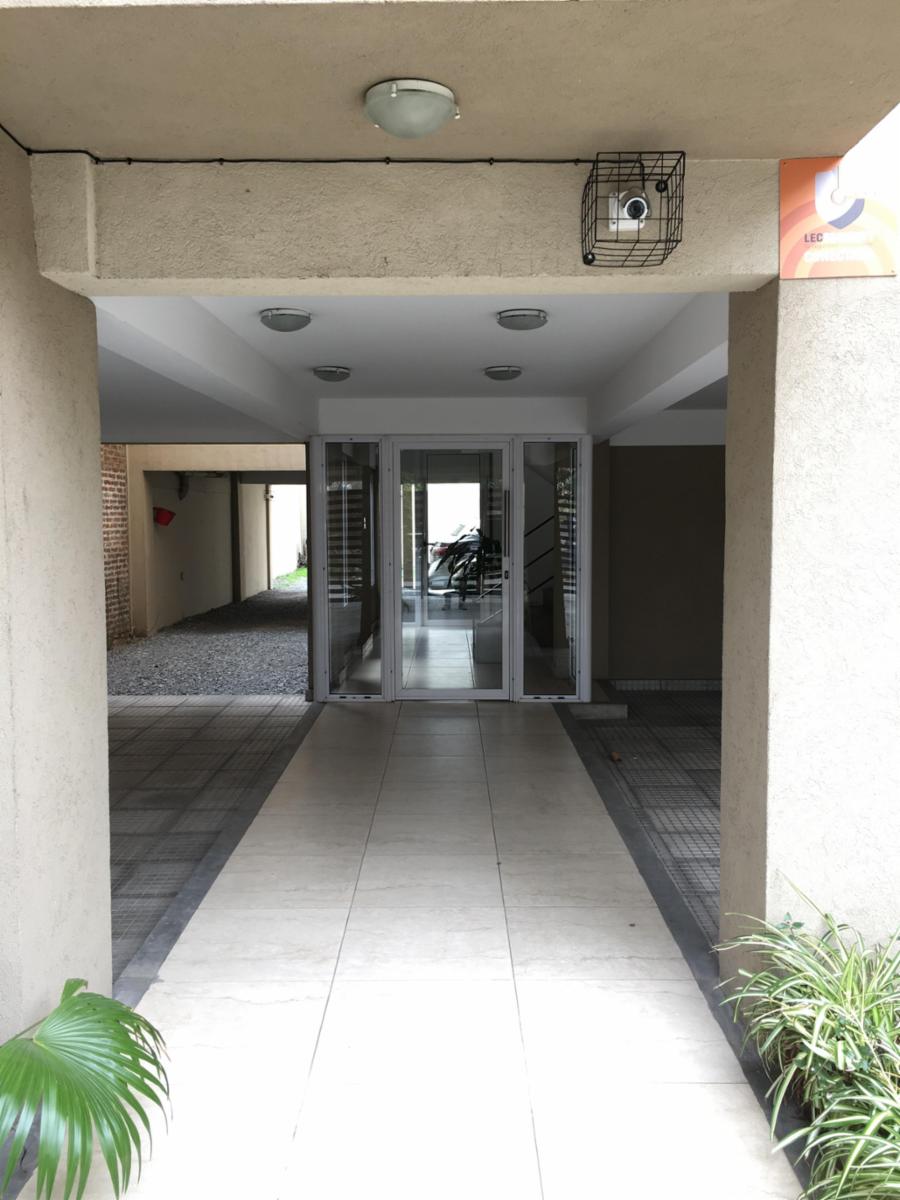 VENTA IMPECABLE DOS AMBIENTES 4to PISO AL CONTRA FRENTE CON COCHERA DESCUBIERTA. SUCRE 370 MORÓN SUR EDIFICIO CON SISTEMA DECÁMARAS DE SEGURIDAD 24HS — foto 3