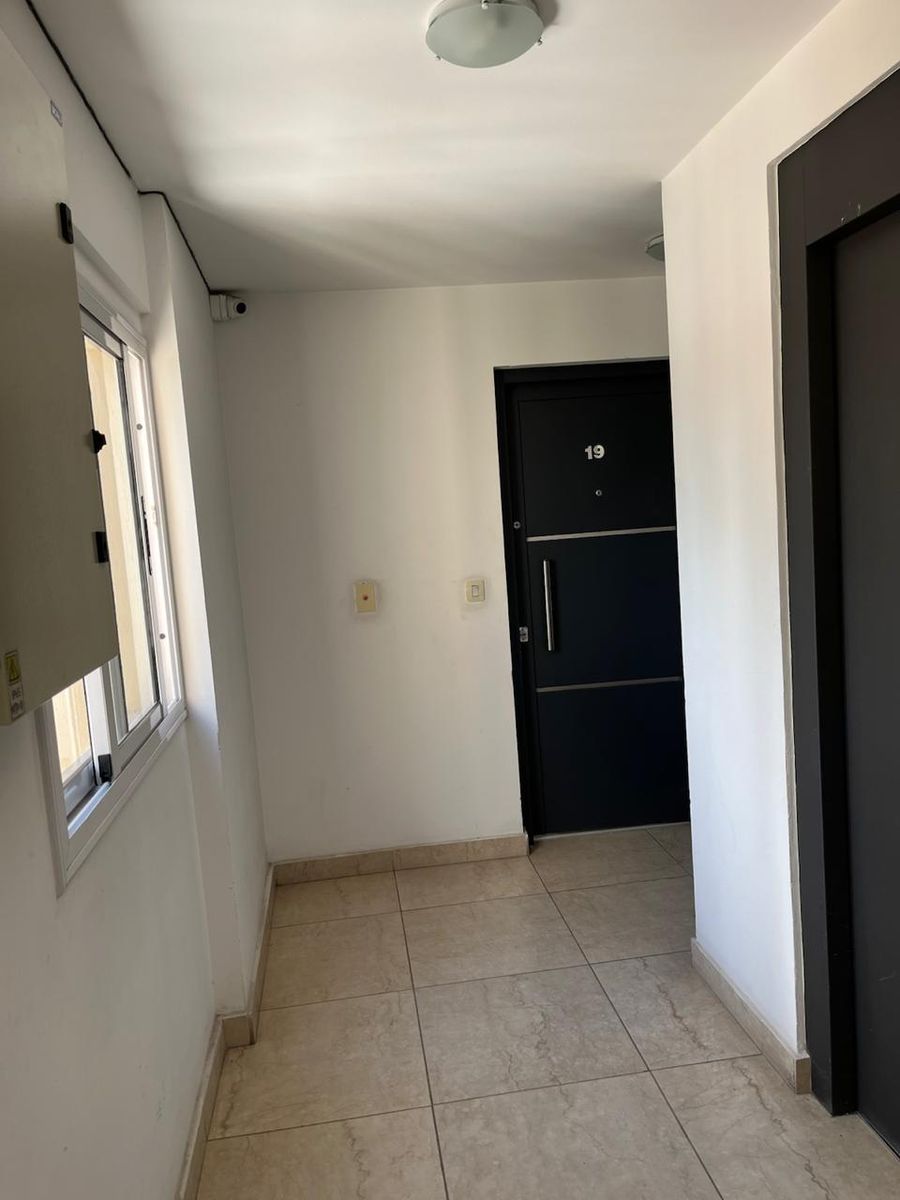 VENTA IMPECABLE DOS AMBIENTES 4to PISO AL CONTRA FRENTE CON COCHERA DESCUBIERTA. SUCRE 370 MORÓN SUR EDIFICIO CON SISTEMA DECÁMARAS DE SEGURIDAD 24HS — foto 5