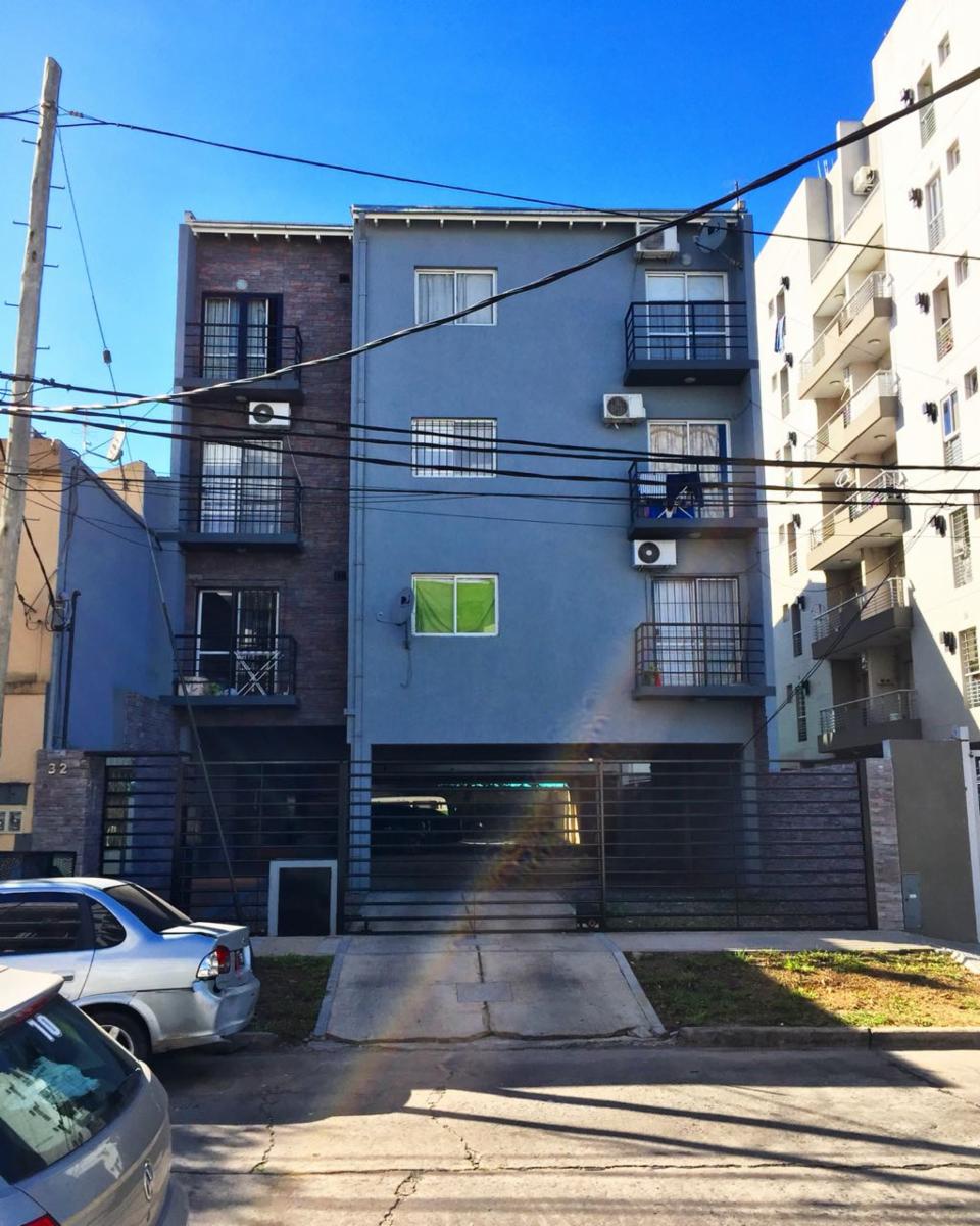 VENTA IMPECABLE MONOAMBIENTE C/ ENTREPISO Y COCHERA DESCUBIERTA. CALLE ECHAGÜE 32. A 50M DE AV. RIVADAVIA Y 500M DE ESTACIÓN MORÓN. — foto 2