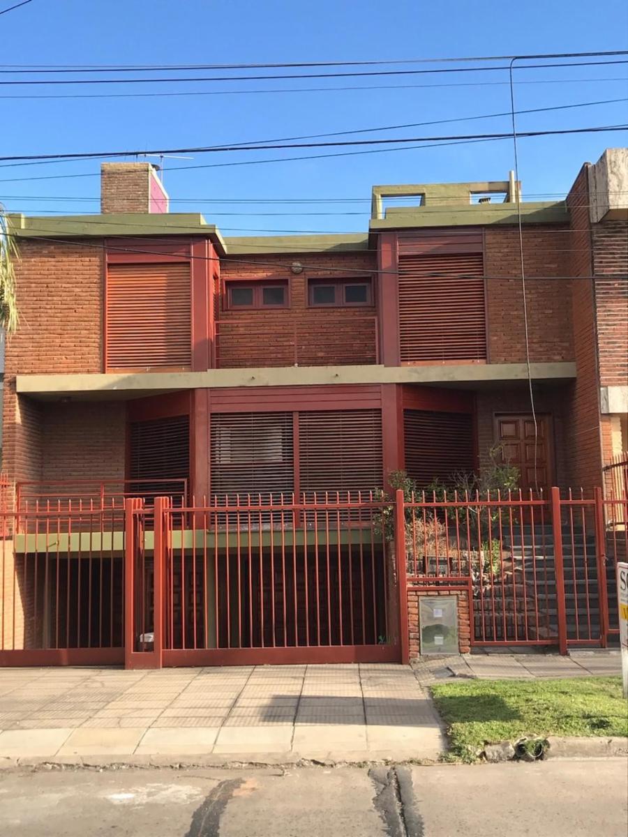 EXCELENTE PROPIEDAD EN LA MEJOR ZONA CENTRO DE CASTELAR NORTE