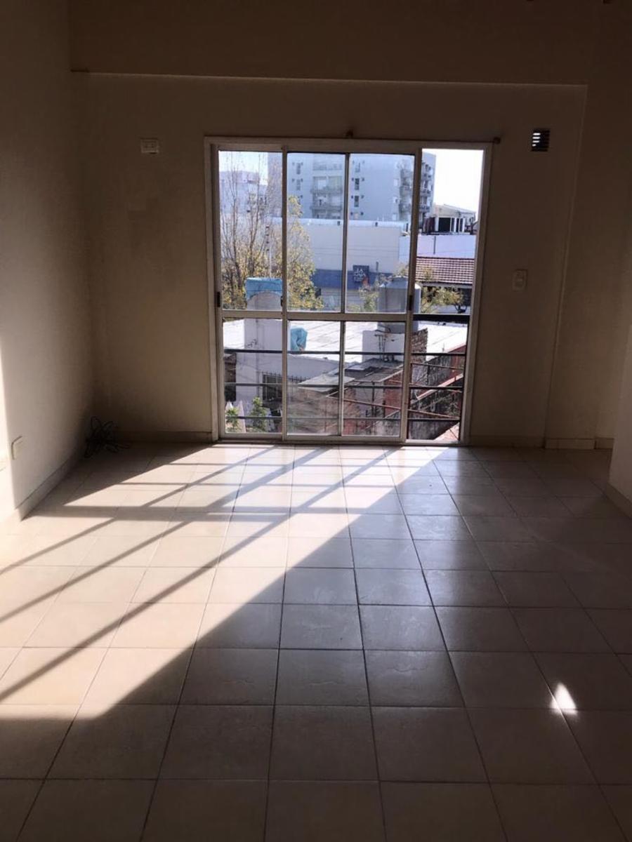 VENTA - Departamento 2 AMBIENTES, CASTRO CAMBÓN 215 AMETROS DEL SUPERMERCADO VEA. a 50m de RIVADAVIA Y 800M DE ESTACIÓN Morón. Buenos Aires