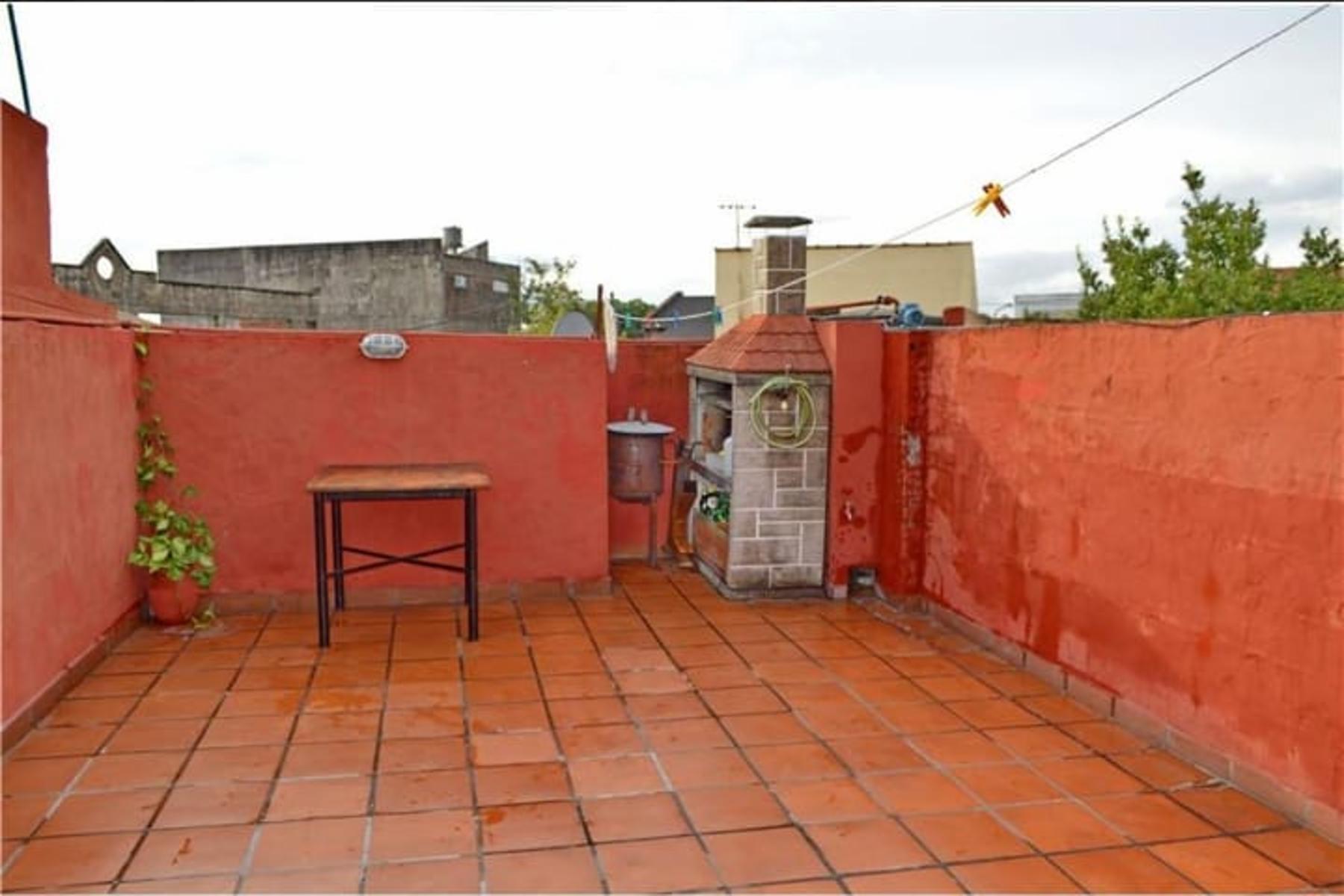 Duplex 3 ambientes, 2 baños, patio, parrilla. A 50mts UNAHUR - MUY BUENO — foto 10