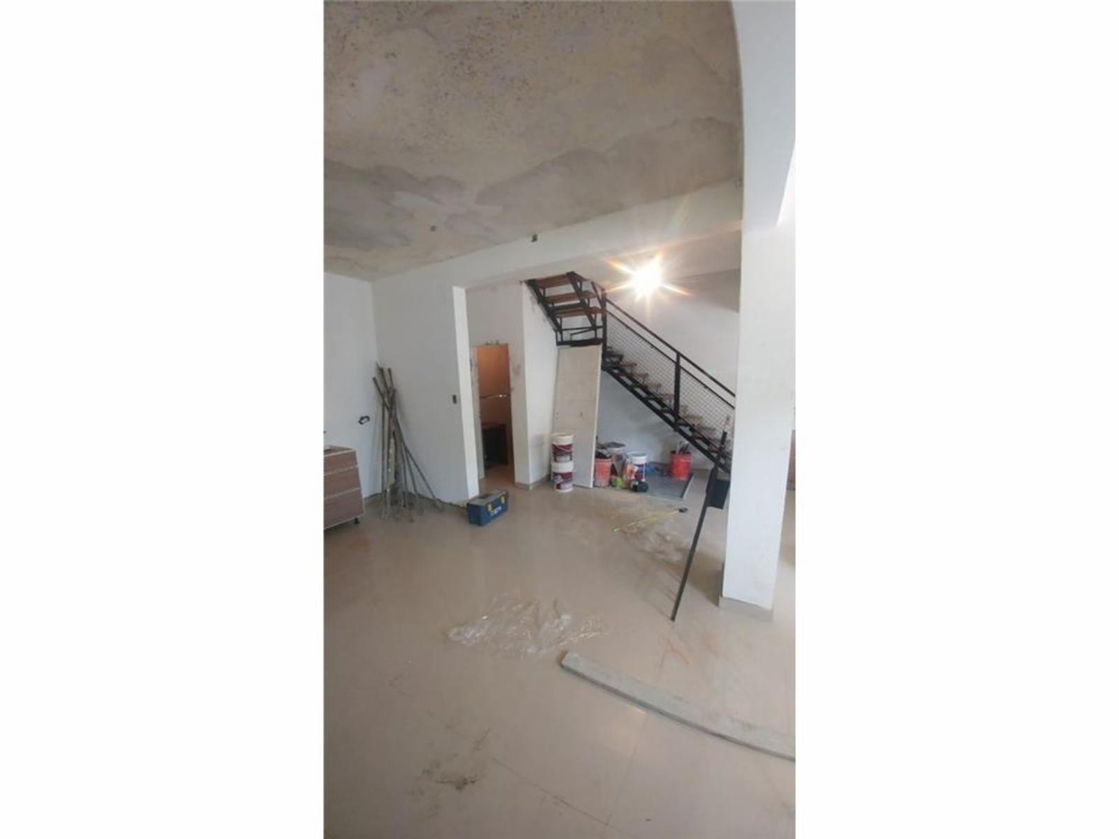 Casa en 2 plantas, 3 ambientes con entrada de auto, NUEVA. — foto 2