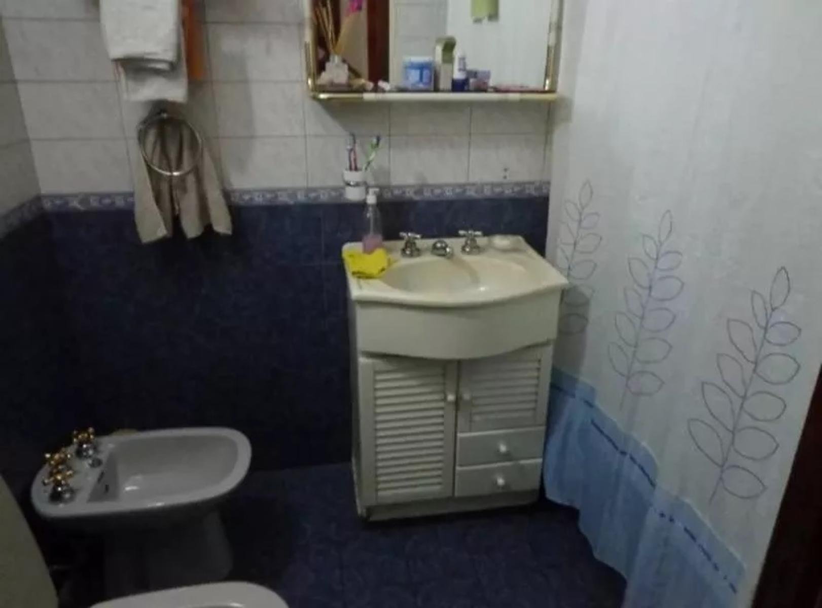Tipo Casa 4 ambientes sobre Av Santamaria - Muy Bueno