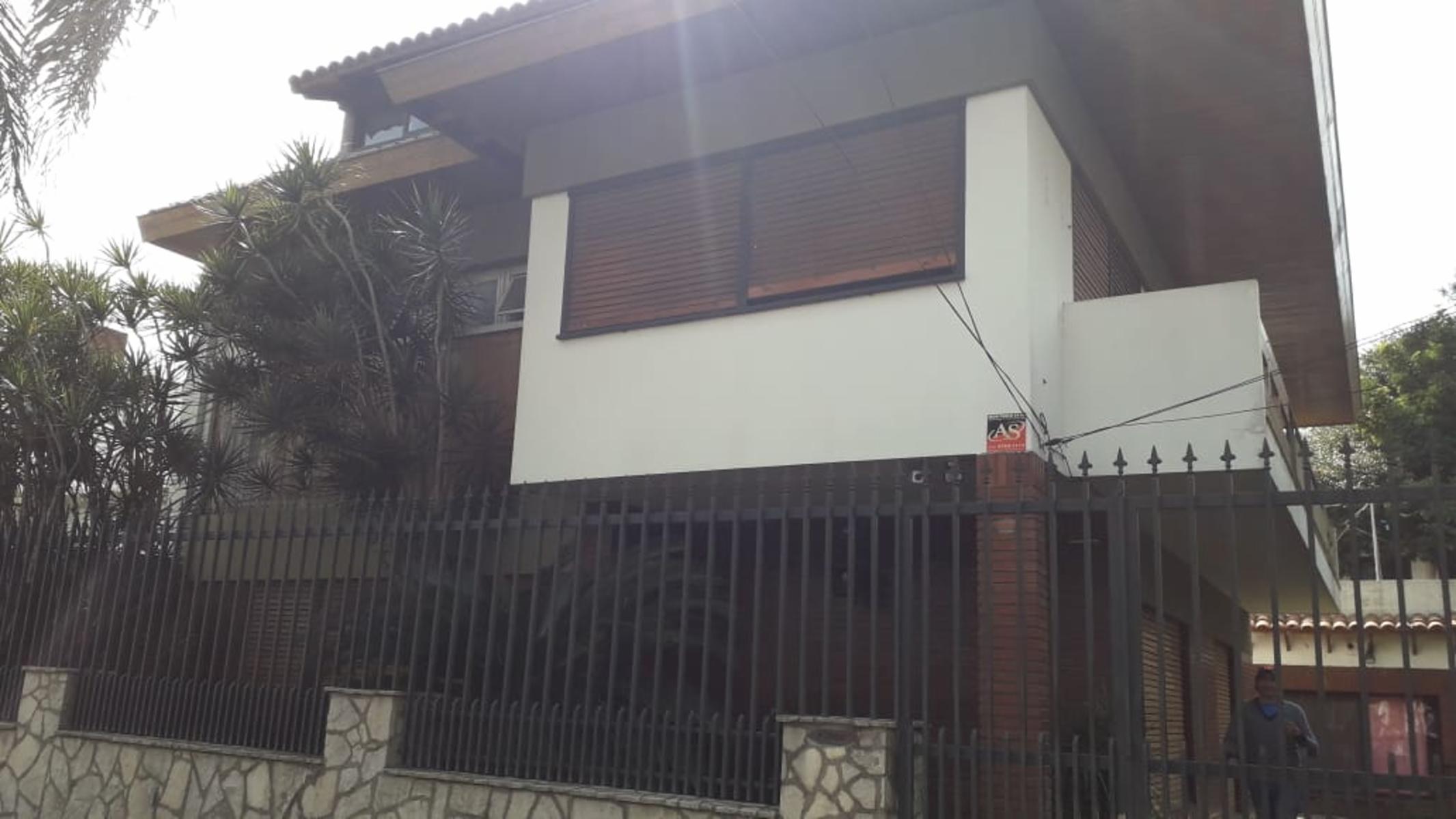 Exc Casa de Categoria 7 amb, 2 piscinas, quincho, gge, 1.000m2