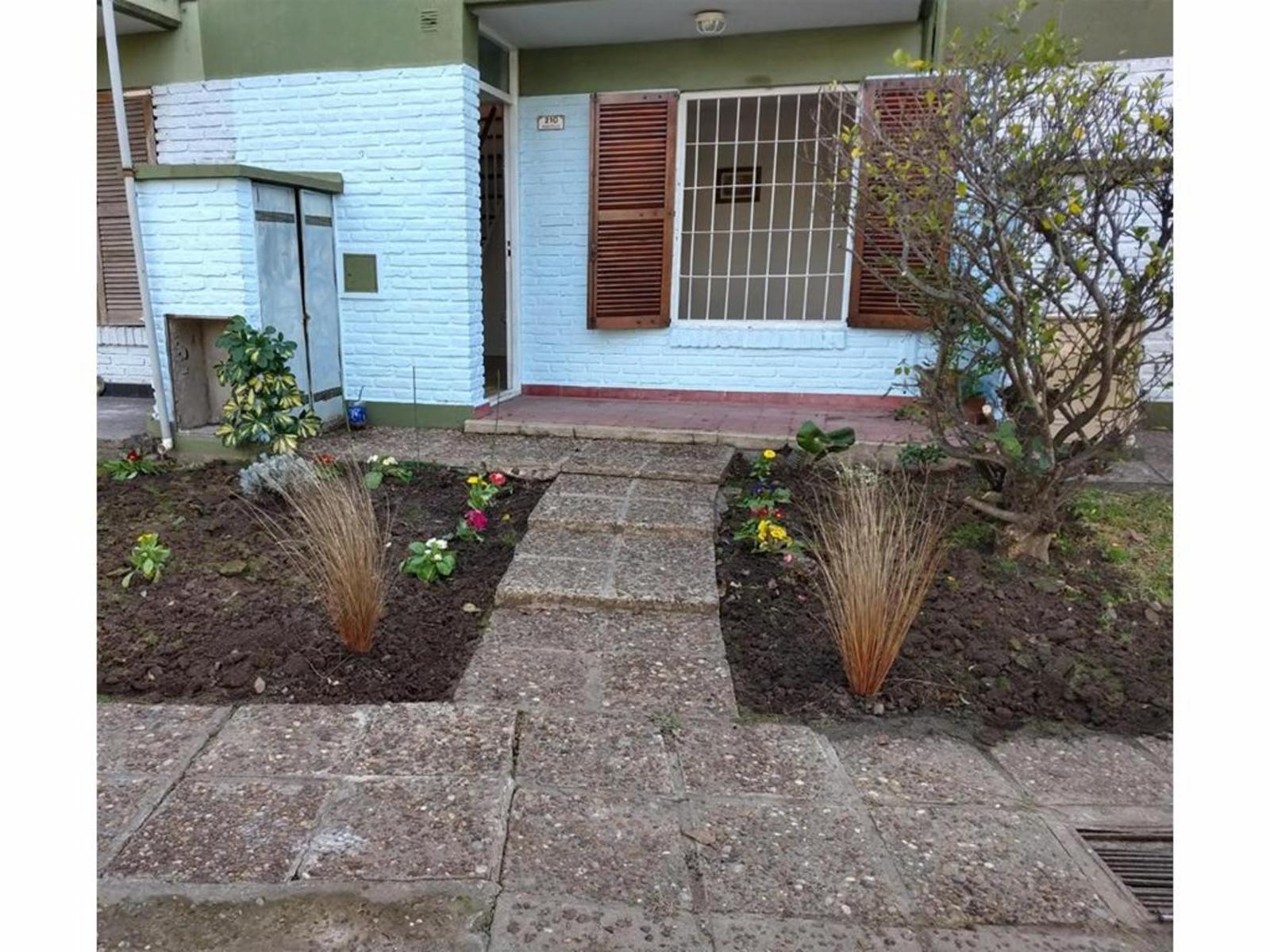 Duplex 4 amb con patio en B°Luz y Fuerza - MUY BUENO