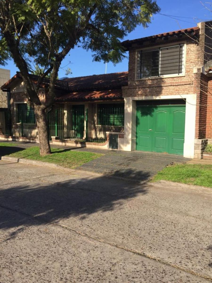 Chalet en 2 plantas, 3 dormitorios, escritorio, cochera, patio - A 2 cuadras del tren. MUY BUENO