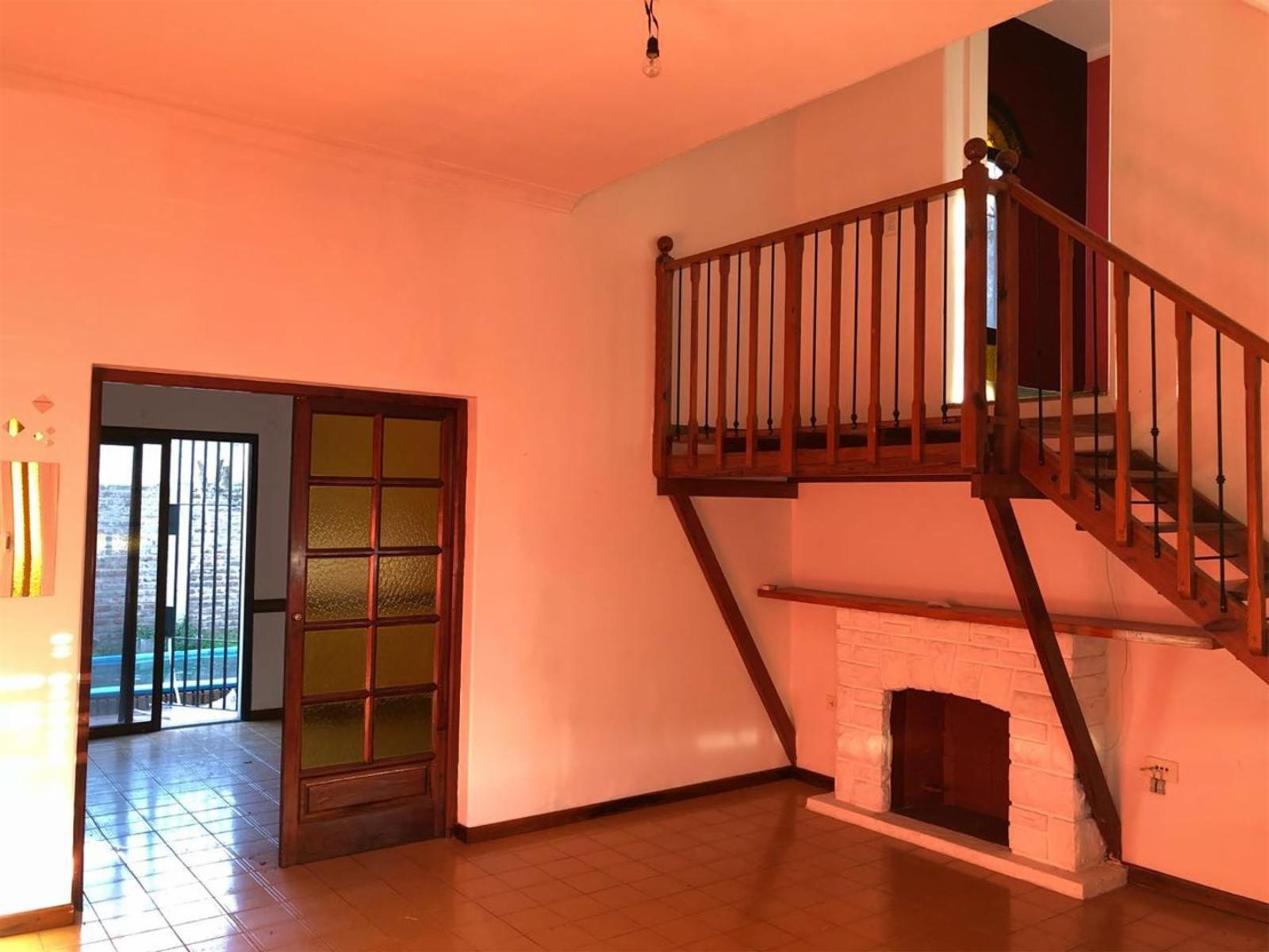Chalet en 2 plantas, 3 dormitorios, escritorio, cochera, patio - A 2 cuadras del tren. MUY BUENO — foto 2