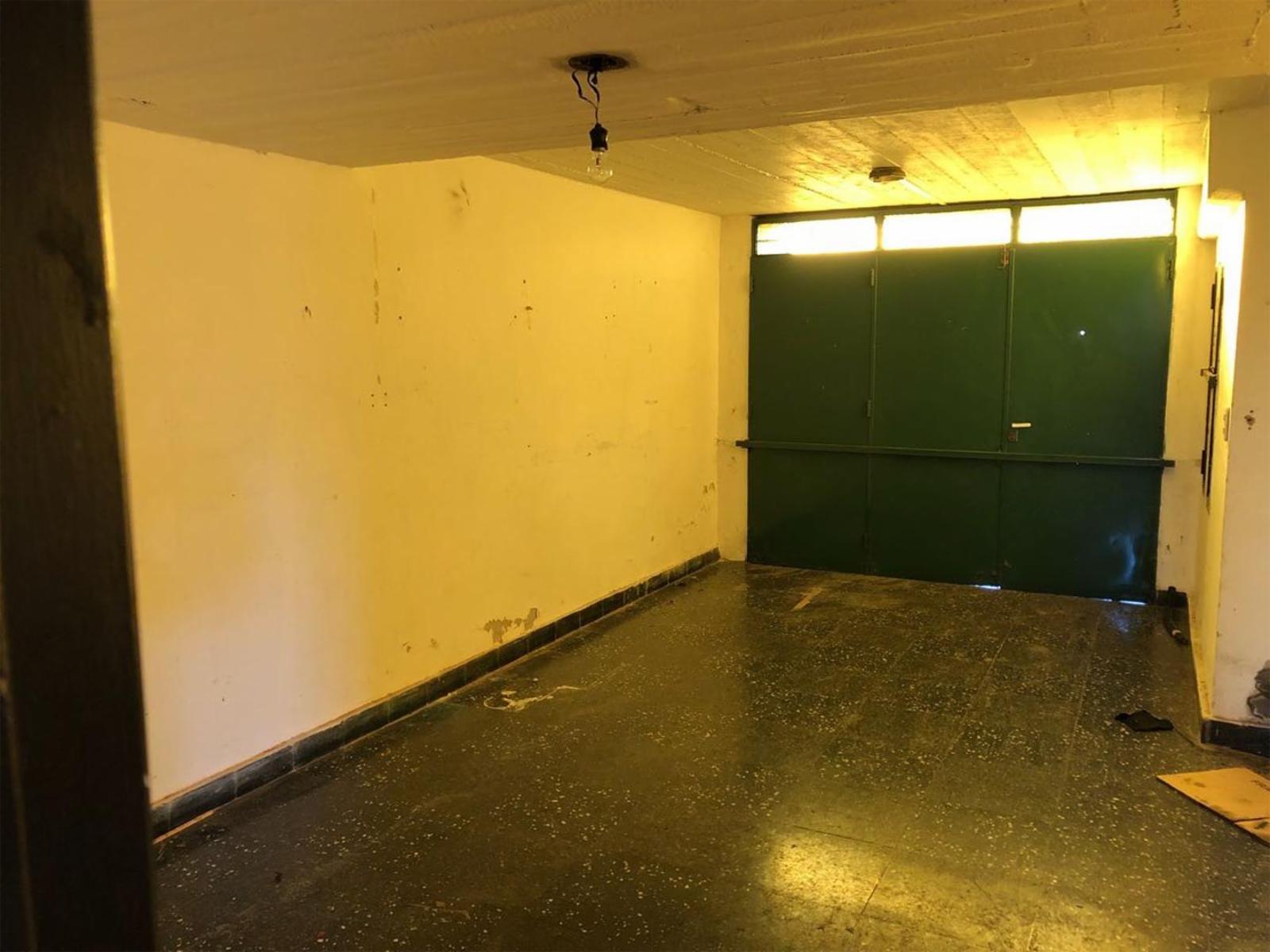 Chalet en 2 plantas, 3 dormitorios, escritorio, cochera, patio - A 2 cuadras del tren. MUY BUENO — foto 3