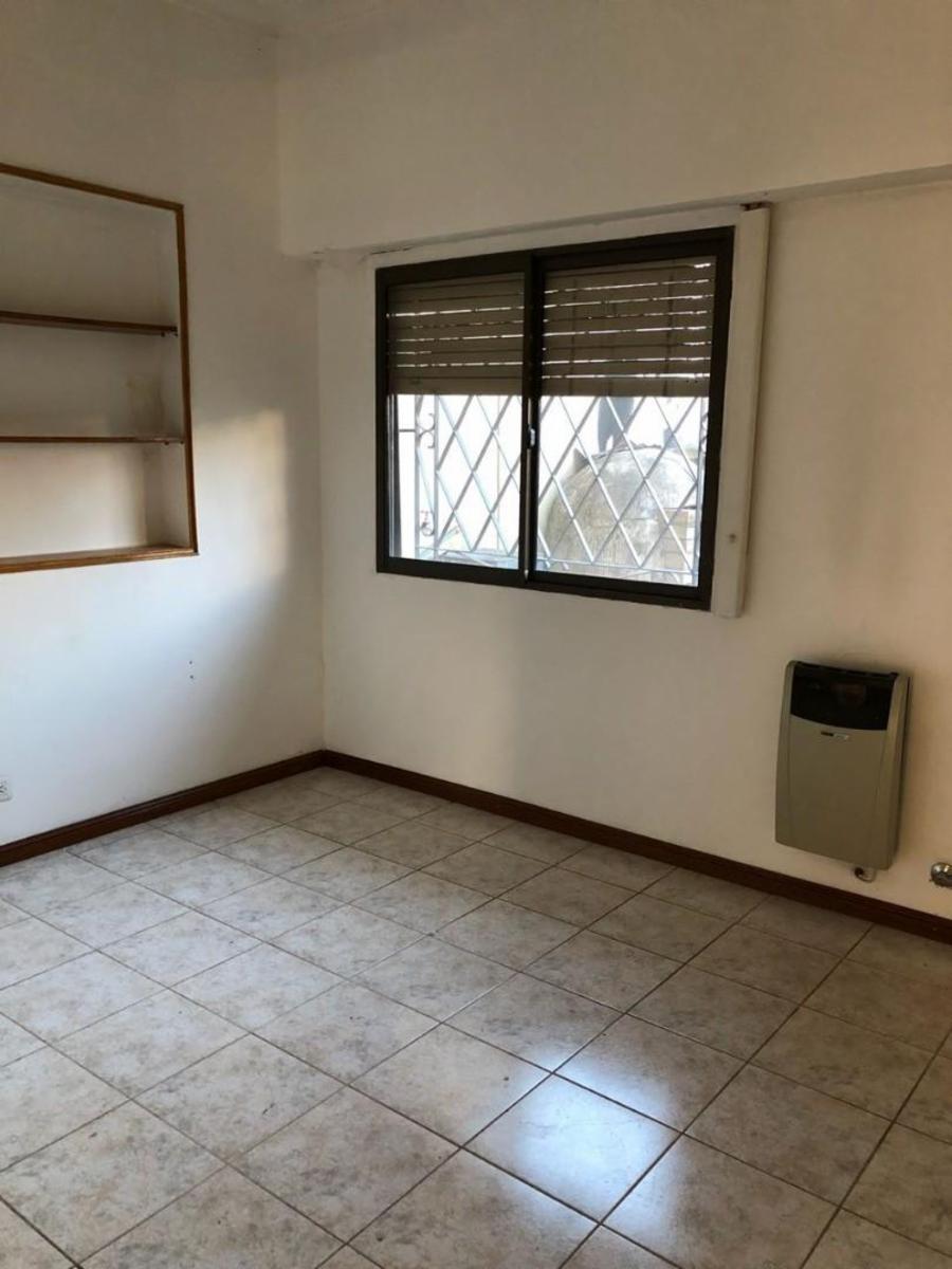 Chalet en 2 plantas, 3 dormitorios, escritorio, cochera, patio - A 2 cuadras del tren. MUY BUENO — foto 6