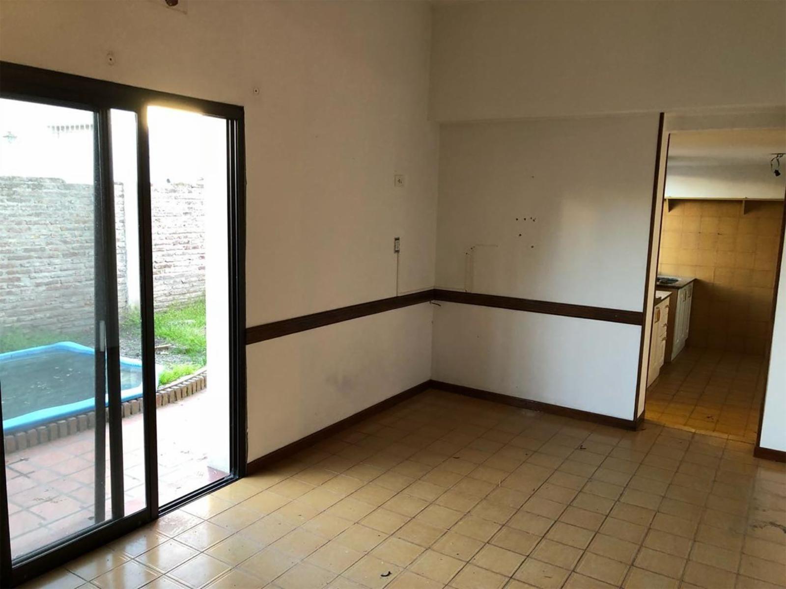 Chalet en 2 plantas, 3 dormitorios, escritorio, cochera, patio - A 2 cuadras del tren. MUY BUENO — foto 7