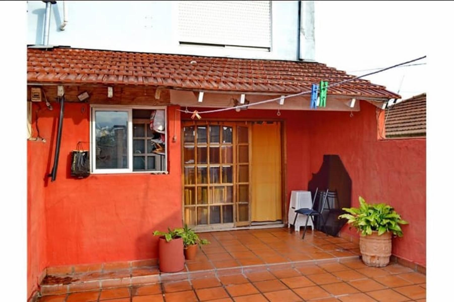 Departamento con patio con parrilla, a 1/2 cuadra UNAHUR, MUY BUENO — foto 3