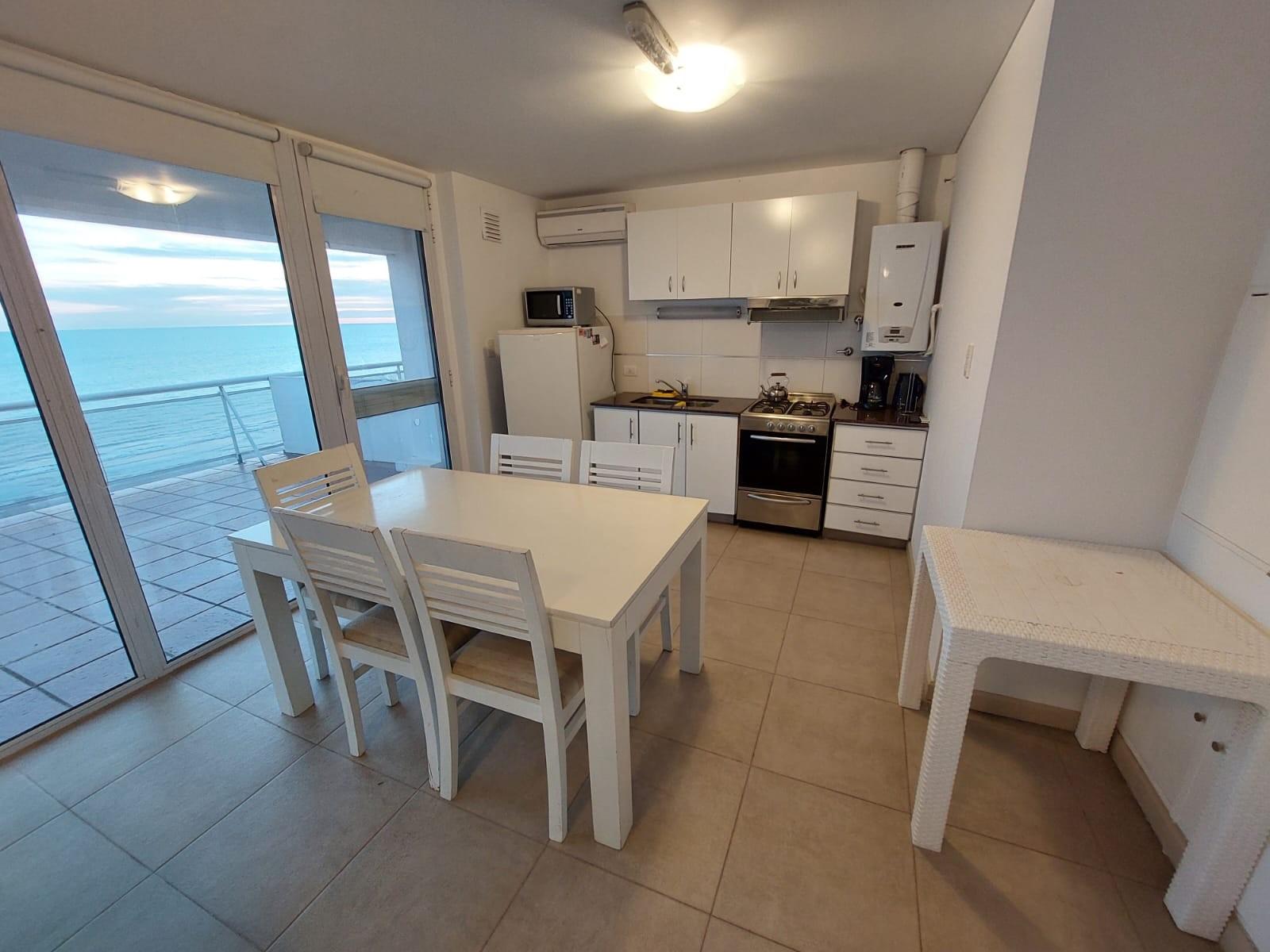 HERMOSO DEPARTAMENTO FRENTE AL MAR CON EXCELENTE UBICACION - 2