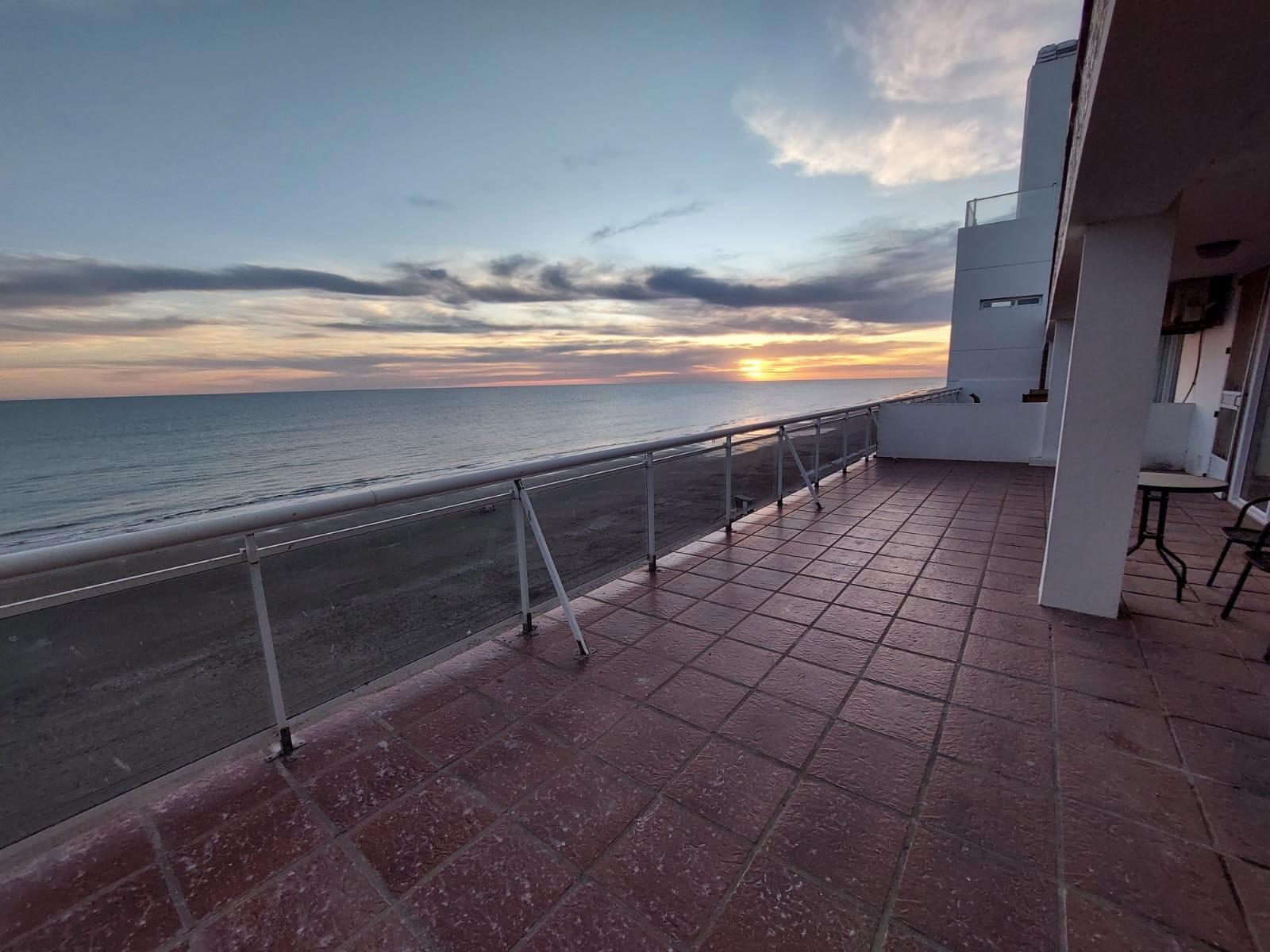 HERMOSO DEPARTAMENTO FRENTE AL MAR CON EXCELENTE UBICACION - 9