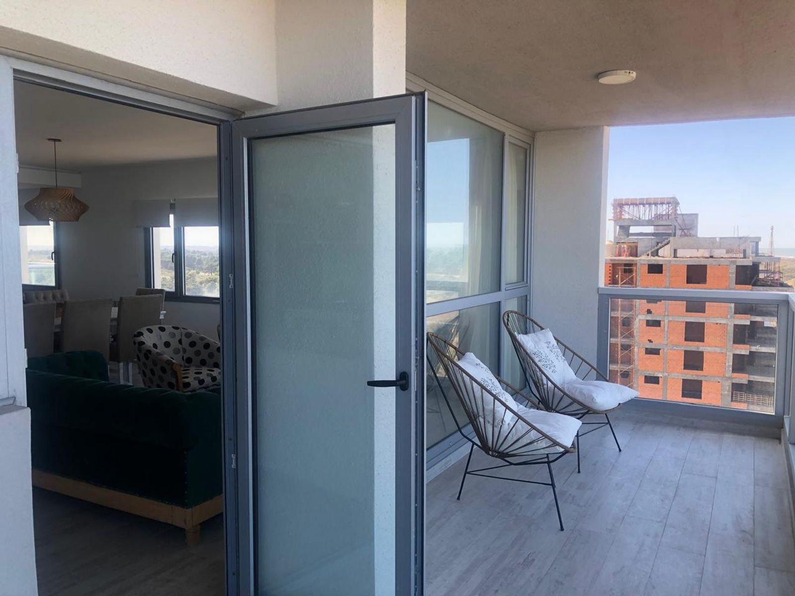 HERMOSO SEMIPISO FRENTE AL MAR — foto 2