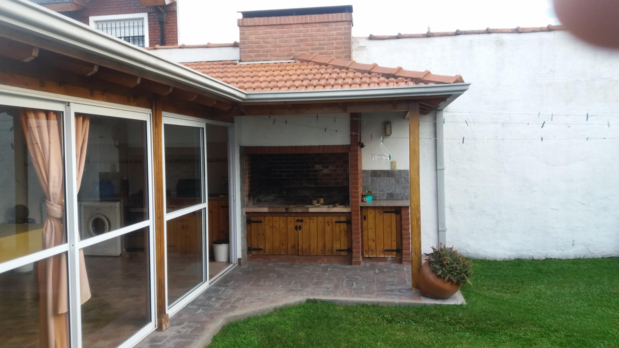 CHALET RECICLADO 4 AMBIENTES CON QUINCHO EN VILLA ARIZA, ITUZAINGO, PBA — foto 3