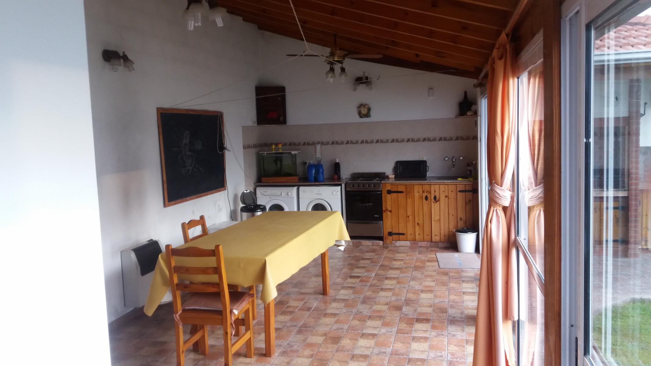 CHALET RECICLADO 4 AMBIENTES CON QUINCHO EN VILLA ARIZA, ITUZAINGO, PBA — foto 4