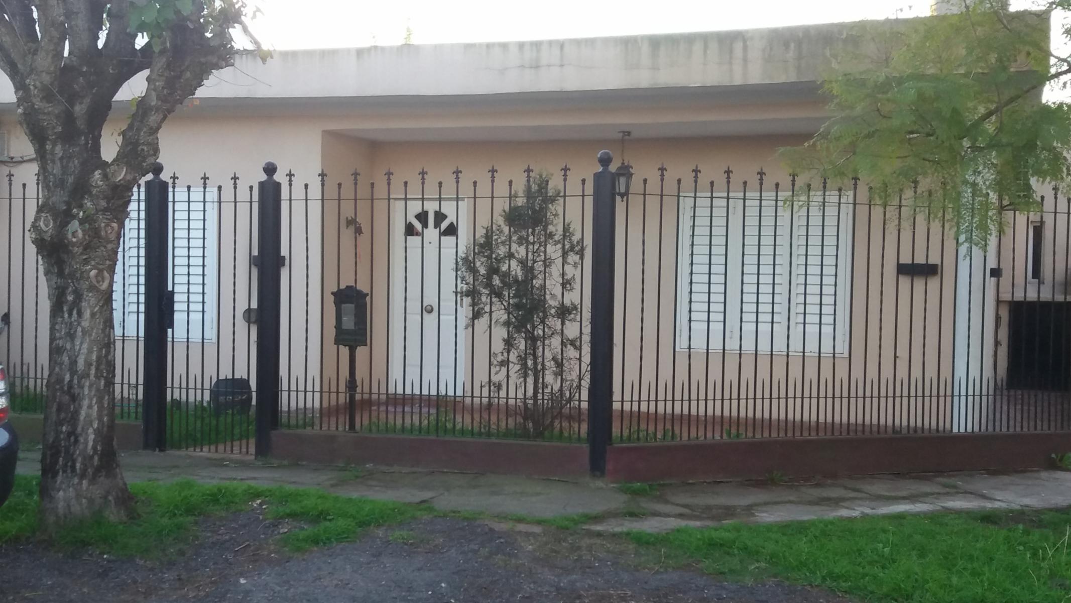 CASA AMERICANA EN PARQUE LELOIR CON 3 DORMITORIOS, QUINCHO-COCHERA PARA 2 AUTOS