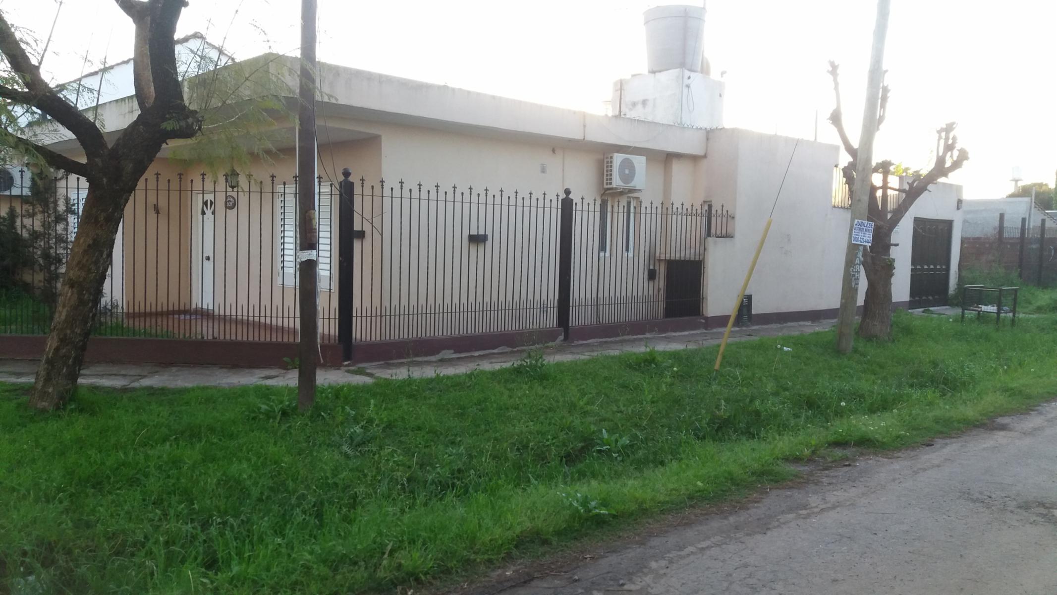 CASA AMERICANA EN PARQUE LELOIR CON 3 DORMITORIOS, QUINCHO-COCHERA PARA 2 AUTOS — foto 2