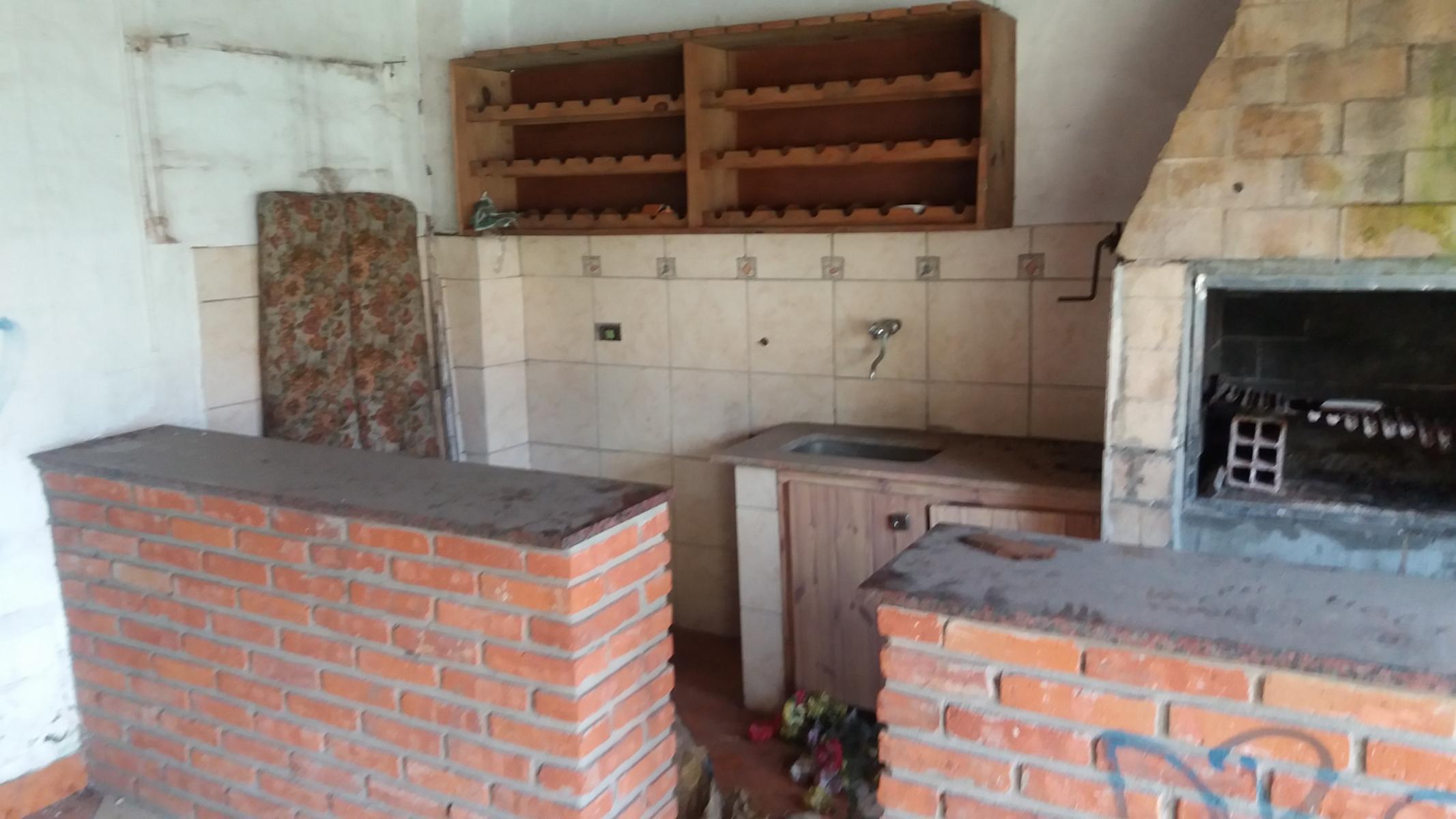 OPORTUNIDAD INVERSOR: 2 PH A RECICLAR CON FONDO, PISCINA Y QUINCHO — foto 4