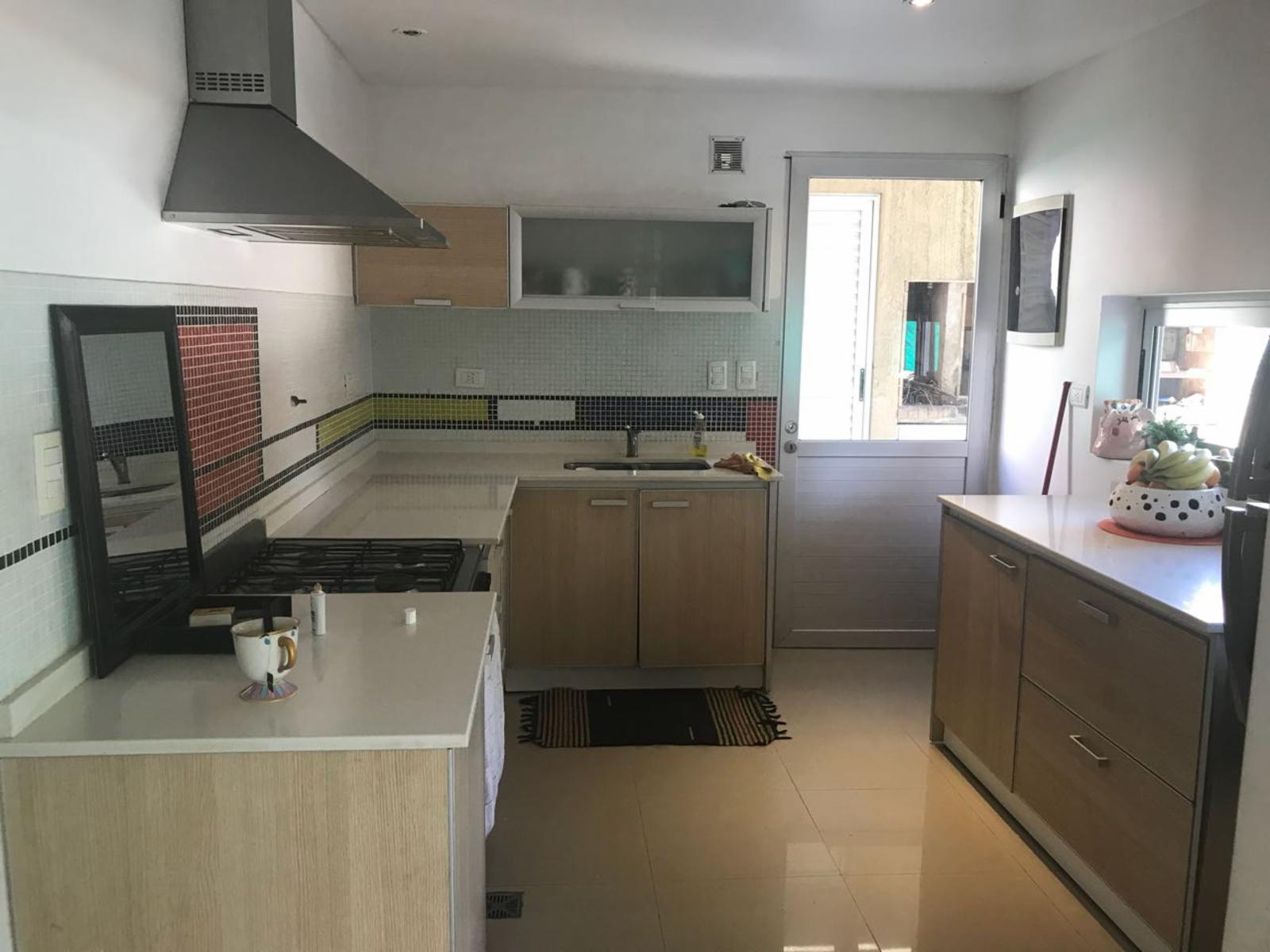 ITUZAINGO N. CHALET MODERNO EN BARRIO CERRADO — foto 4