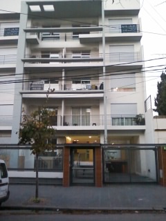 CASTELAR CENTRO: Depto. PB calle con cochera.