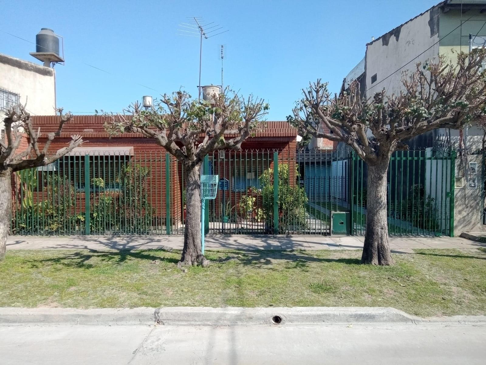 MUY BUENA CASA CON ENTRADA DE AUTO, EN VENTA.ZONA I. CASANOVA