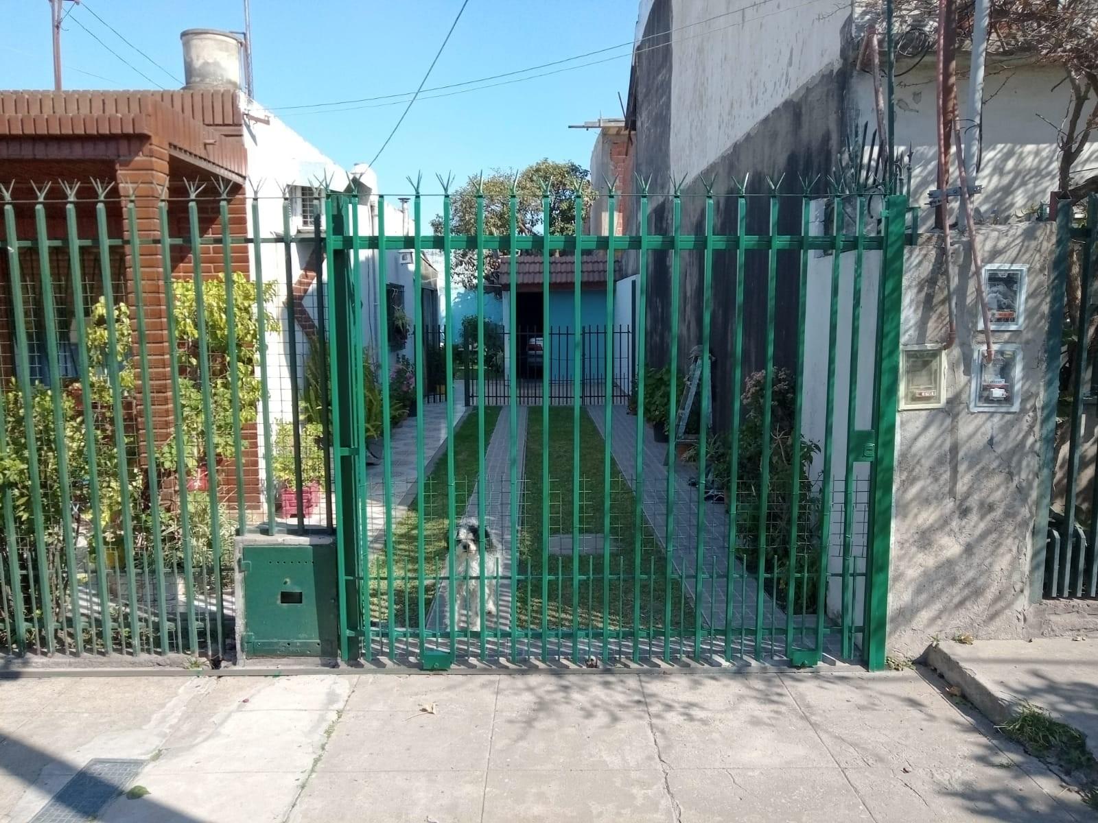 MUY BUENA CASA CON ENTRADA DE AUTO, EN VENTA.ZONA I. CASANOVA — foto 2