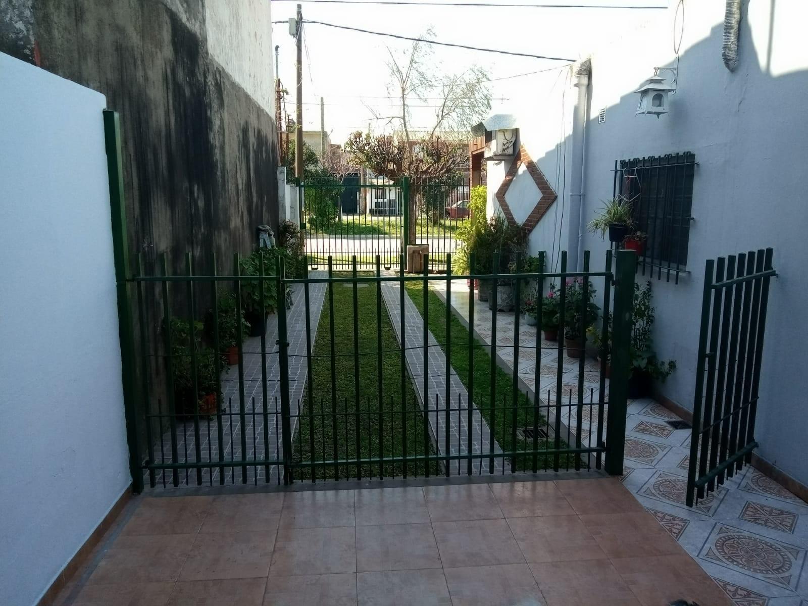 MUY BUENA CASA CON ENTRADA DE AUTO, EN VENTA.ZONA I. CASANOVA — foto 3