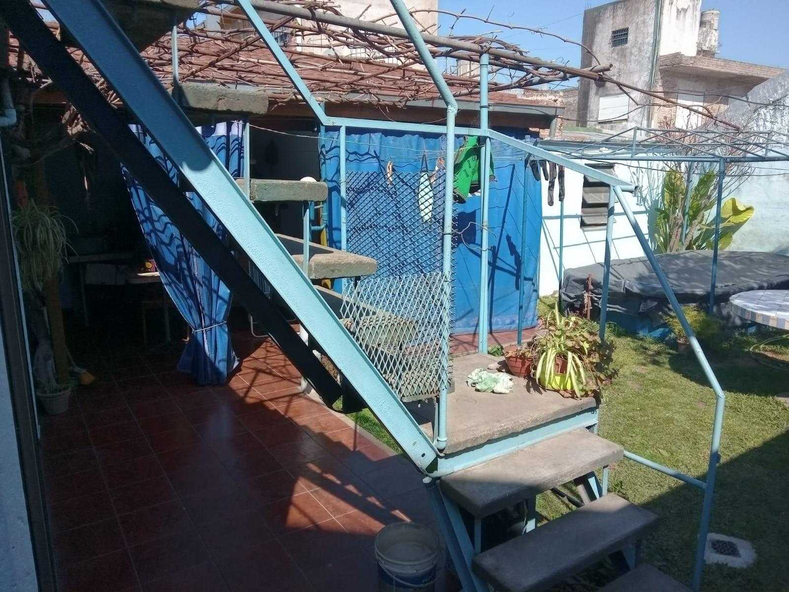 MUY BUENA CASA CON ENTRADA DE AUTO, EN VENTA.ZONA I. CASANOVA — foto 4