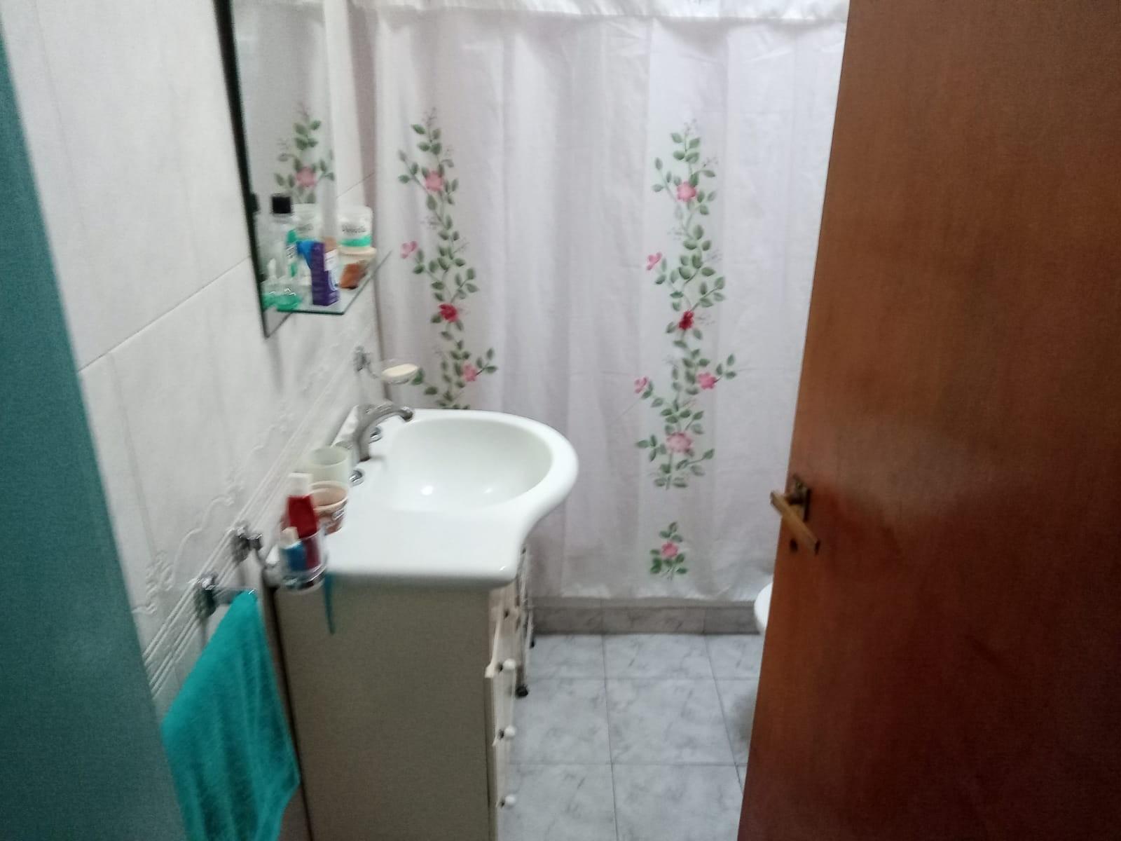 MUY BUENA CASA CON ENTRADA DE AUTO, EN VENTA.ZONA I. CASANOVA — foto 15