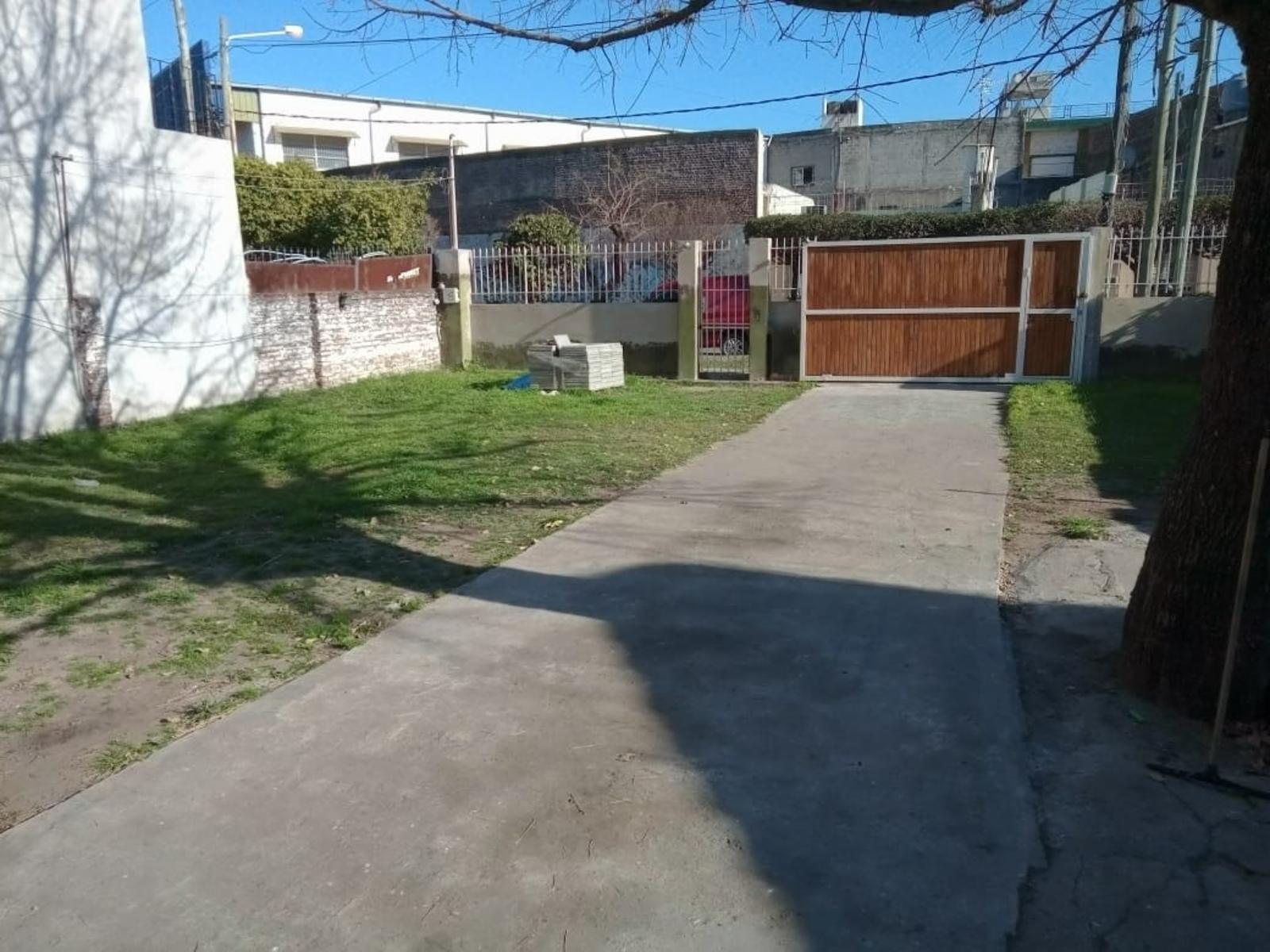 EXCELENTE UBICACIÓN. PROPIEDAD APTA PARA TALLER O DEPOSITO — foto 2