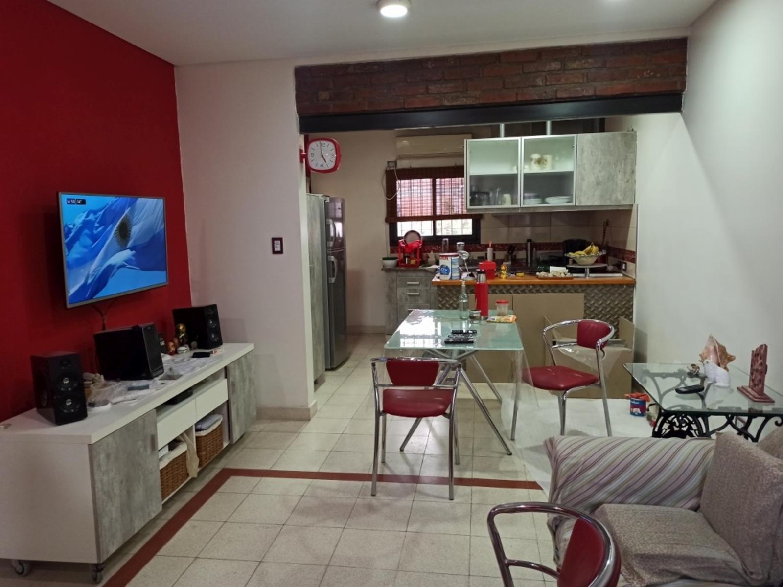 Casa En Venta En Ramos Mejia 3 Amb. Hecha A Nueva, Fondo Libre, Entrada De Auto