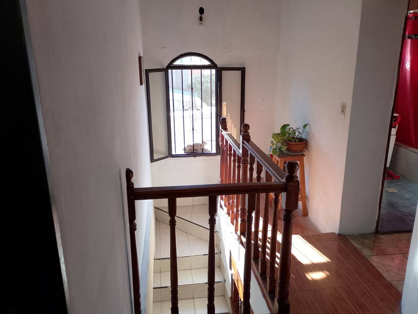 MUY BUENA PROPIEDAD EN 2 PLANTAS, AMPLIOS AMBIENTES Y 3 DORMITORIOS. — foto 2