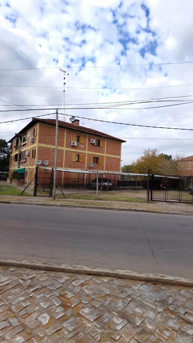 IMPECABLE DEPARTAMENTO DE 2 DORMITORIOS Y CON 2 COCHERAS CUBIERTAS