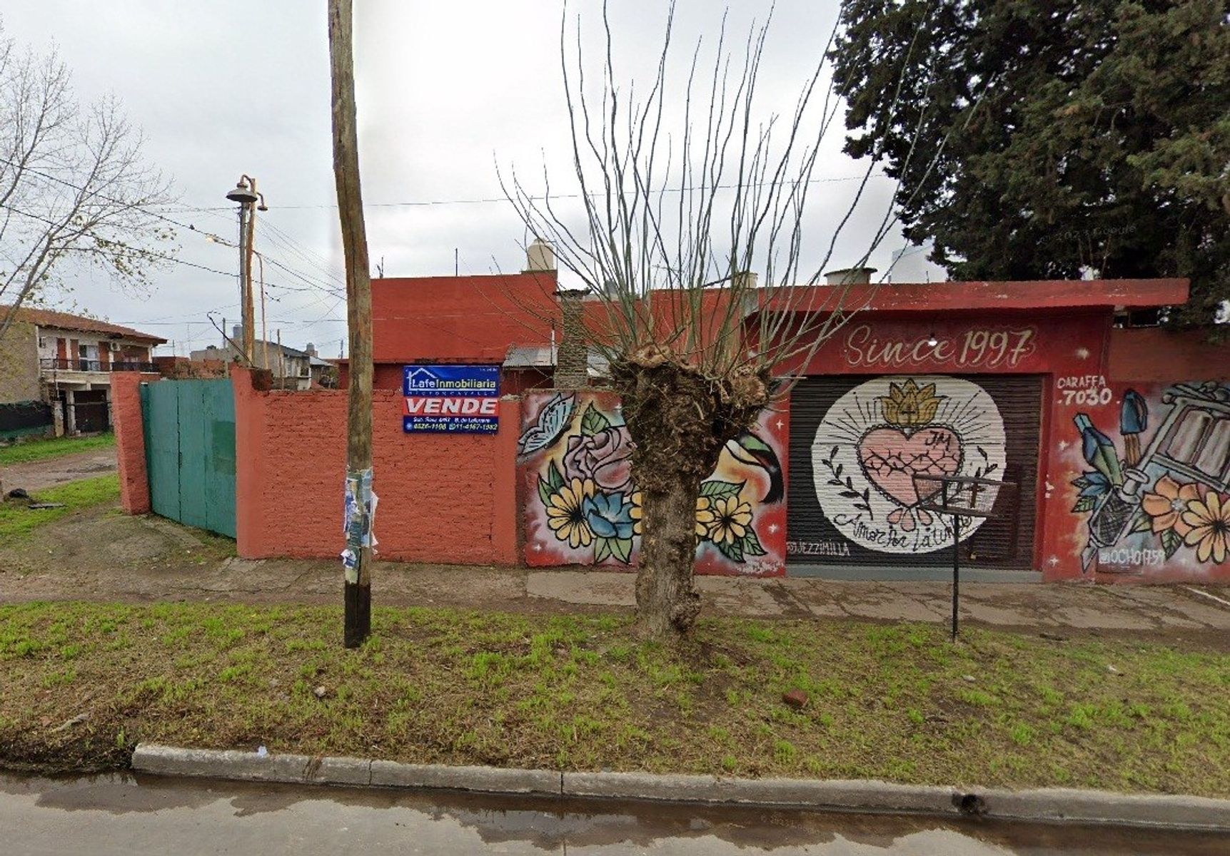 3 LOTES CON VIVIENDA Y UNO DE ELLOS CON PILETA. OPORTUNIDAD